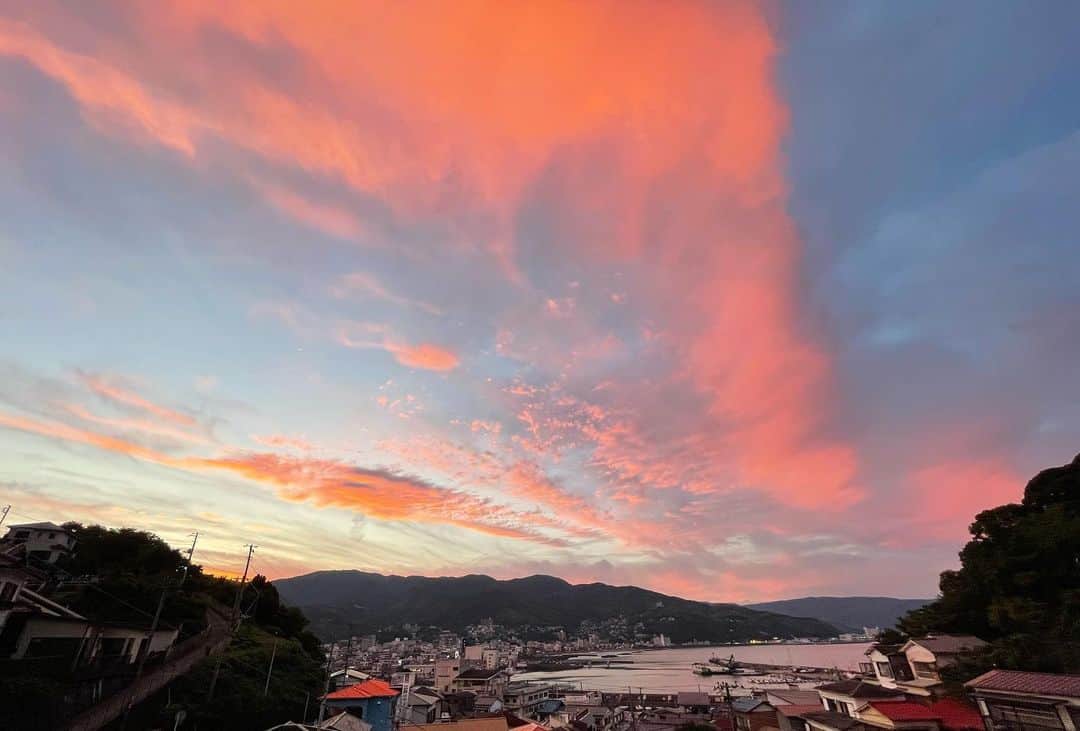 さんのインスタグラム写真 - (Instagram)「ピンク色に染まる新井。  #伊東市 #伊東の暮らし #伊東のいいとこ #わたしといとうと #海 #海のある生活  #ito #izu #sea #sealife #japanview」10月19日 19時21分 - fujimoriai