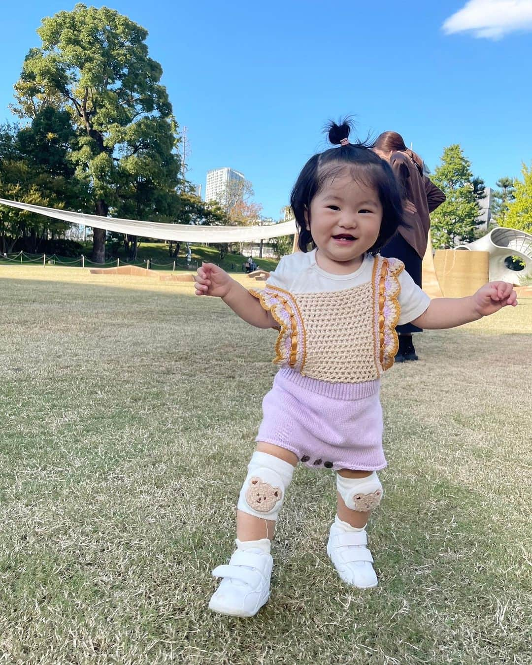 樋浦舞花さんのインスタグラム写真 - (樋浦舞花Instagram)「・ 娘とのあれこれ👩‍👧  今のあんちゃんは歩くのが楽しくて仕方ない😆✨ 毎日ひたすら歩いてる🤭 ことばもちょっとずつ話すように🗣️♡ 何言ってるのか全然わからないけど赤ちゃん語ってかわいいよね〜🥹💘  だけど今まで全く人見知りしない、ご飯もなんでも食べるが 最近崩れつつあります😅  初めての人には警戒して 私にぎゅーってしがみついてくるし ご飯は食べムラが出てきたのか 気分で食べてくれないことも出てきました🥹 毎回祈りながらご飯の時間を迎えてる🤣🙏🏻  でもどれも成長の証なんだよね❣️ なんでも付き合うよー😝✊🏻笑  娘がラブすぎて 毎日幸せふにゃふにゃです😀  昨日のコストコのベビーカート二人乗りが可愛すぎた😭🩷  #1歳女の子 #1歳0ヶ月」10月19日 19時22分 - hiura_maika