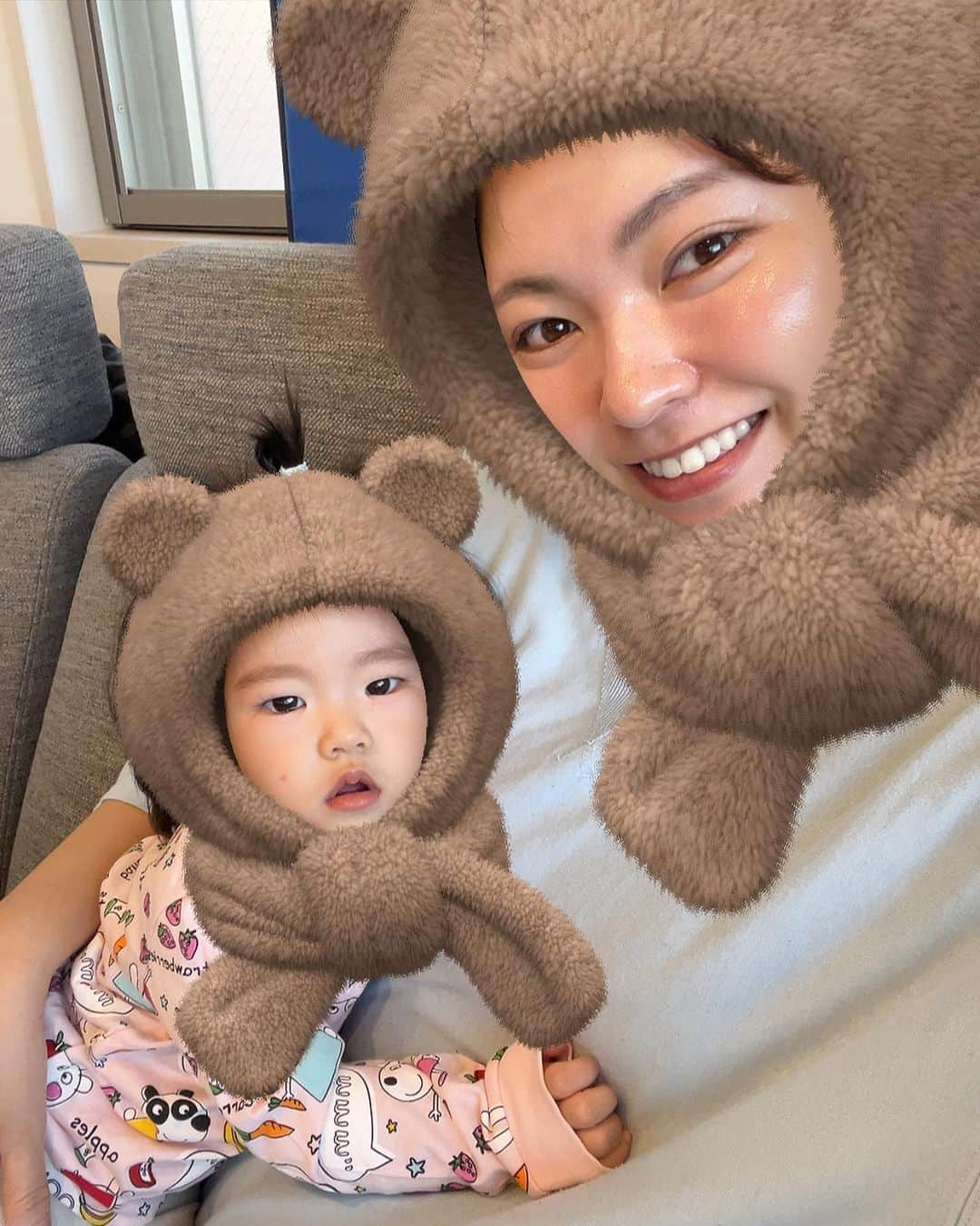 樋浦舞花さんのインスタグラム写真 - (樋浦舞花Instagram)「・ 娘とのあれこれ👩‍👧  今のあんちゃんは歩くのが楽しくて仕方ない😆✨ 毎日ひたすら歩いてる🤭 ことばもちょっとずつ話すように🗣️♡ 何言ってるのか全然わからないけど赤ちゃん語ってかわいいよね〜🥹💘  だけど今まで全く人見知りしない、ご飯もなんでも食べるが 最近崩れつつあります😅  初めての人には警戒して 私にぎゅーってしがみついてくるし ご飯は食べムラが出てきたのか 気分で食べてくれないことも出てきました🥹 毎回祈りながらご飯の時間を迎えてる🤣🙏🏻  でもどれも成長の証なんだよね❣️ なんでも付き合うよー😝✊🏻笑  娘がラブすぎて 毎日幸せふにゃふにゃです😀  昨日のコストコのベビーカート二人乗りが可愛すぎた😭🩷  #1歳女の子 #1歳0ヶ月」10月19日 19時22分 - hiura_maika