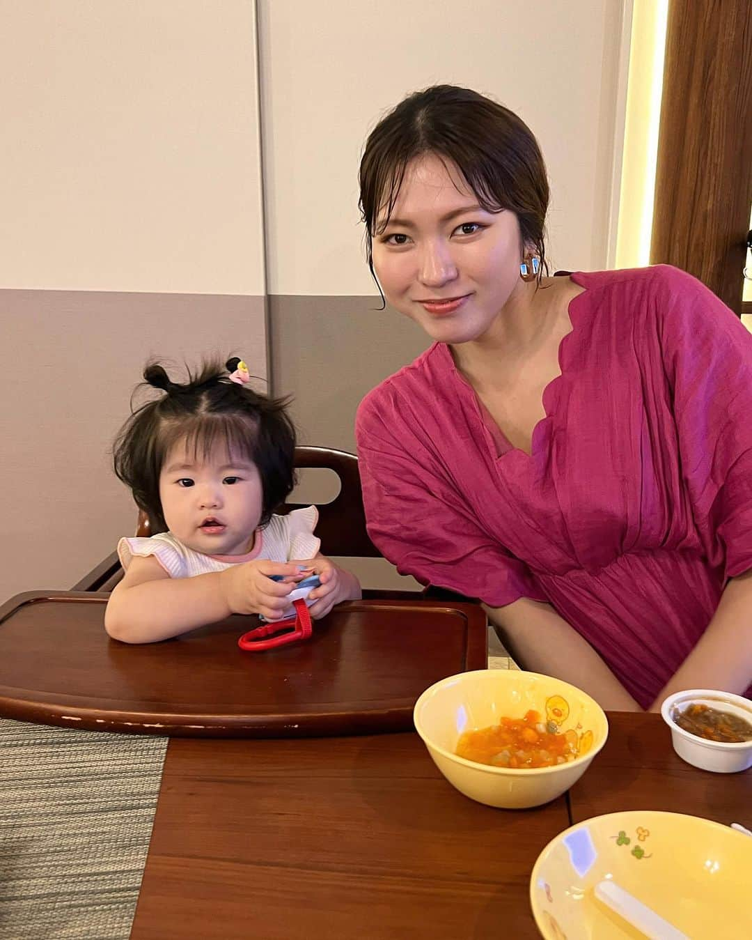 樋浦舞花さんのインスタグラム写真 - (樋浦舞花Instagram)「・ 娘とのあれこれ👩‍👧  今のあんちゃんは歩くのが楽しくて仕方ない😆✨ 毎日ひたすら歩いてる🤭 ことばもちょっとずつ話すように🗣️♡ 何言ってるのか全然わからないけど赤ちゃん語ってかわいいよね〜🥹💘  だけど今まで全く人見知りしない、ご飯もなんでも食べるが 最近崩れつつあります😅  初めての人には警戒して 私にぎゅーってしがみついてくるし ご飯は食べムラが出てきたのか 気分で食べてくれないことも出てきました🥹 毎回祈りながらご飯の時間を迎えてる🤣🙏🏻  でもどれも成長の証なんだよね❣️ なんでも付き合うよー😝✊🏻笑  娘がラブすぎて 毎日幸せふにゃふにゃです😀  昨日のコストコのベビーカート二人乗りが可愛すぎた😭🩷  #1歳女の子 #1歳0ヶ月」10月19日 19時22分 - hiura_maika