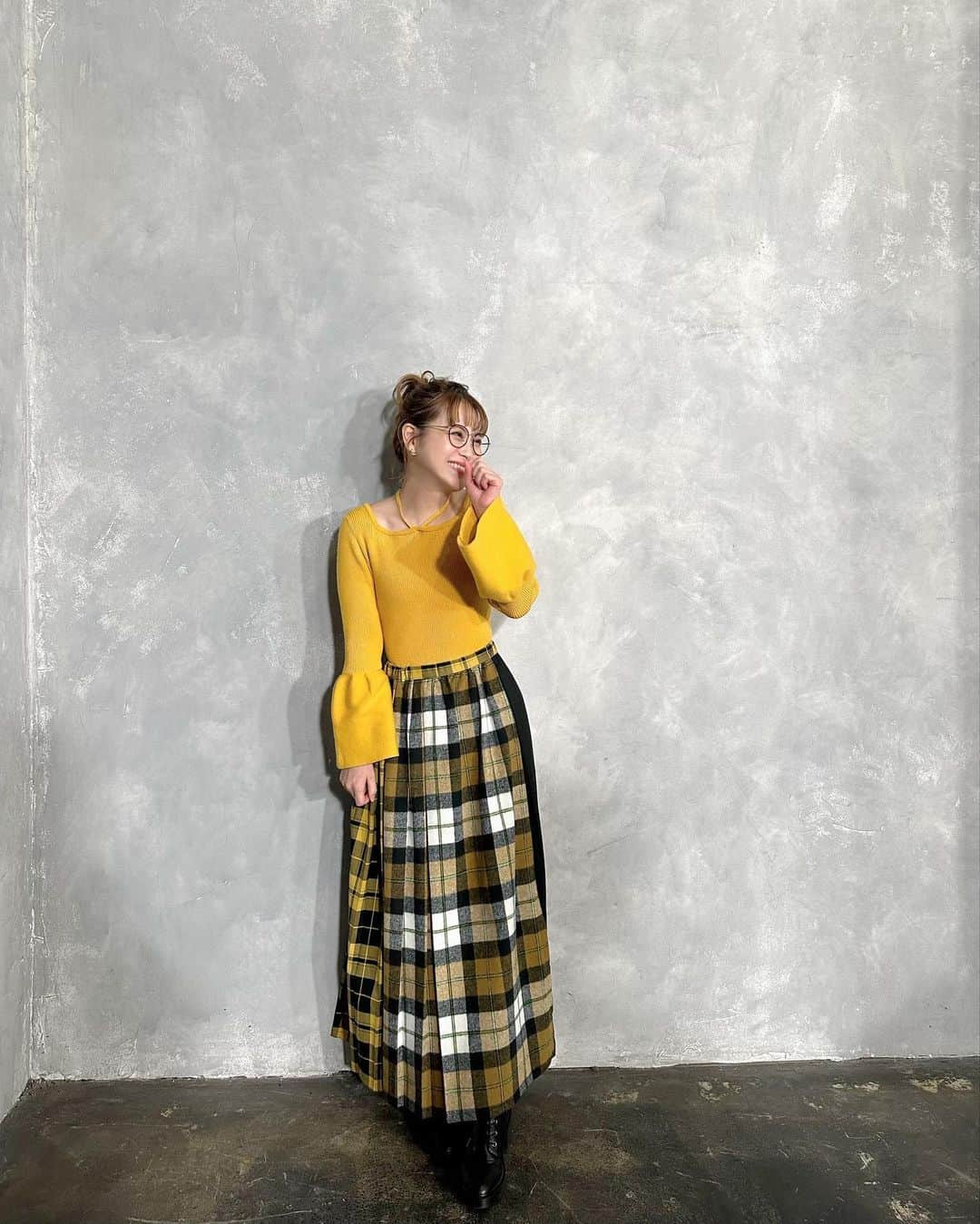 鈴木奈々のインスタグラム：「今日はテレビのロケでした💛 イエローニット @31sonsdemode  チェックプリーツスカート @american_holic」