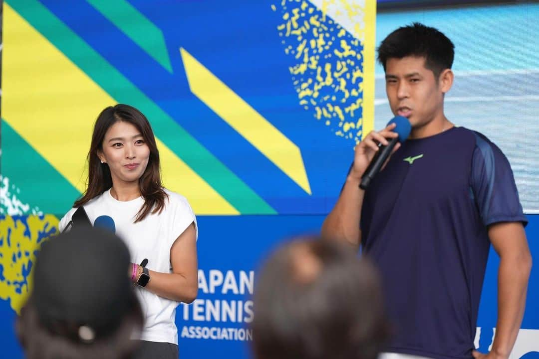 宇野真彩のインスタグラム：「木下グループジャパンオープンテニス2023🎾  内田海智選手(@kaichi1994 )のトークショー&サイン会のMCを務めさせて頂きました🎤✨   Q.どうやったら内田選手のような体になれますか？に対して、"生まれた時からこの体"という答えに 吹きそうになりながらも、とても楽しくて貴重な体験をさせて頂きました❗️  お集まり頂いた皆様ありがとうございました✨  #木下グループジャパンオープンテニス  #ミズノテニス #プロモーション  #内田海智」