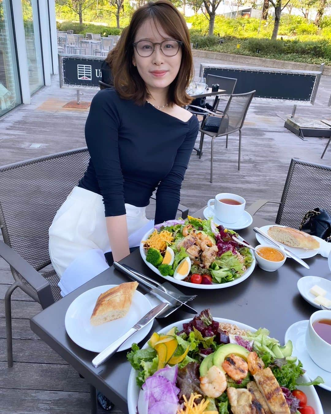 良原安美さんのインスタグラム写真 - (良原安美Instagram)「🥗  外最高だねー！気持ちいいねー。 と、友人とテラスランチしていたら、  風に乗って、 秋がズボンに落ちました🍁  #これがあれか！ #小さい秋みつけた」10月19日 19時14分 - yoshiharaami