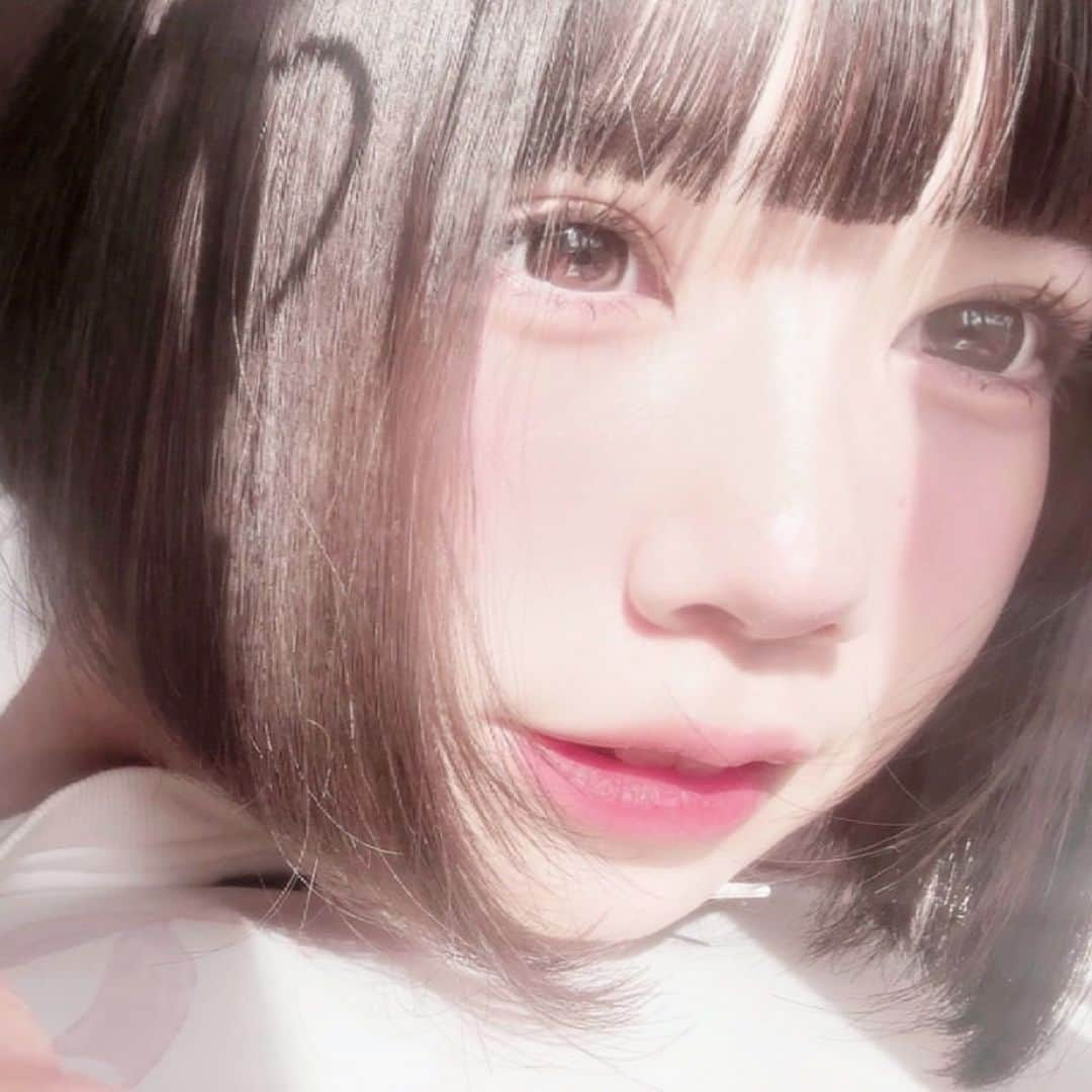 伊藤沙音のインスタグラム：「🧁🐰  自然光でいい感じ🎶 めちゃ眩しかった   #伊藤沙音 #シャノン #nicola #ニコラ11月号発売中  #自然光」