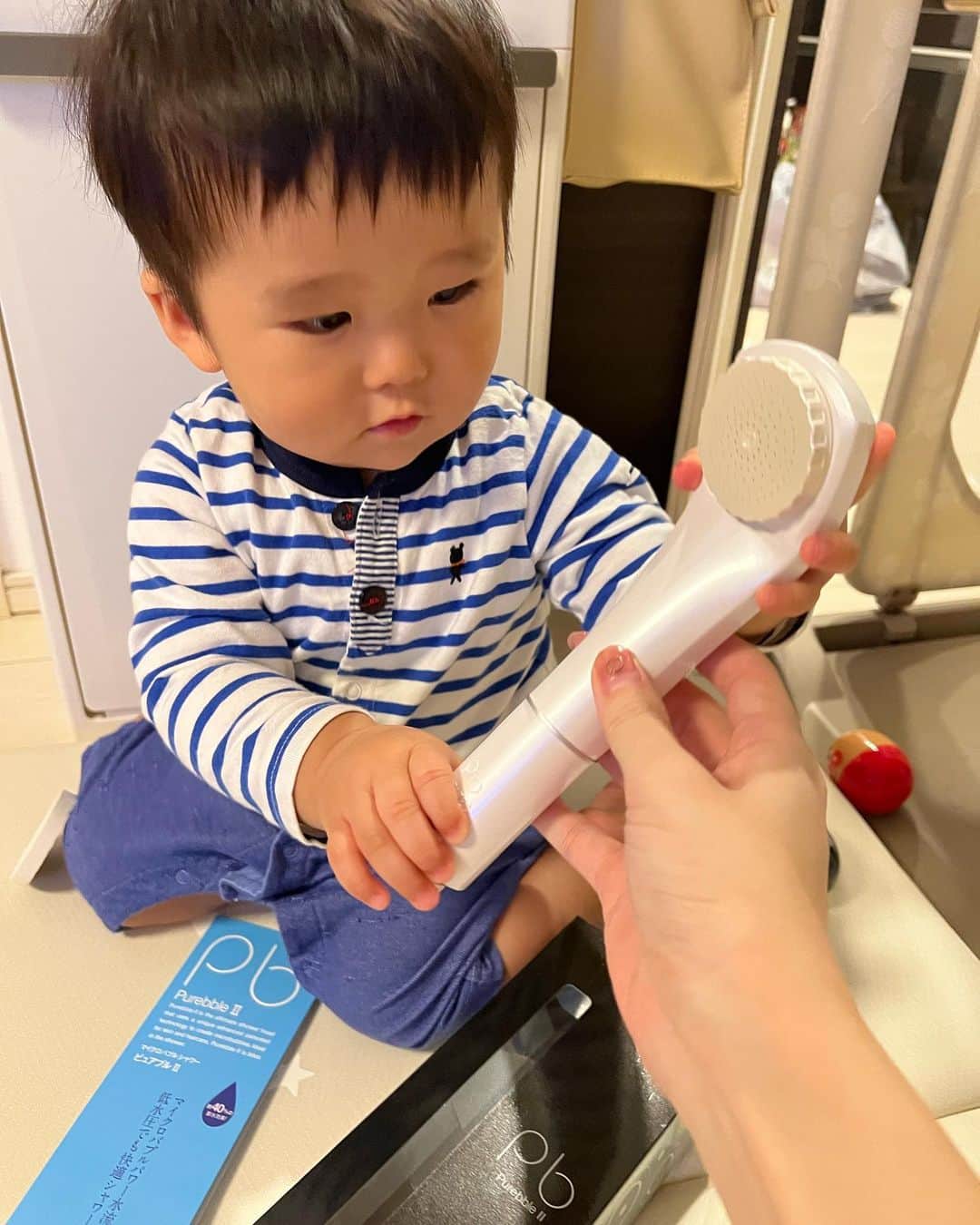 尻無浜冴美さんのインスタグラム写真 - (尻無浜冴美Instagram)「ずっと気になってたピュアブル(@purebble2 )のマイクロバブルシャワー🚿💕 最近使い始めたんだけど、水に空気がたっぷり含まれてる感じがして肌当たりが優しいの✨ なので赤ちゃんやペットにも安心して使えるよ もうすぐ1歳の 8くんも新しいシャワーが気に入ったみたいでニコニコお風呂時間を楽しんでました♪  ソフトな肌当たりだけど水圧はしっかりあって、これで40%も節水できるから凄い！ 家計に優しいのも嬉しいポイント💡 気になる方はぜひHP見てみてね ☞ https://www.instagram.com/purebble2/  シャワーヘッドって重たいイメージあったけどこれは120gと軽量でコンパクト！ そしてつけ口も3種類あるからどんな家庭のシャワーにも簡単に付替が可能だよ 5秒で付替できました✌️  これからお風呂時間がもっと楽しくなる〜 子どももこれでお風呂好きになってくれるといいな👶💕  #pr #インフルエンサー #男の子ママ　#男の子ベビー　#生後11ヶ月　#シャワーヘッド　#節水 #お風呂時間　#バスタイム　#ピュアブル　#マイクロバブルシャワー #シャワー #インフルエンサーワークス」10月19日 19時17分 - saemi_shinahama
