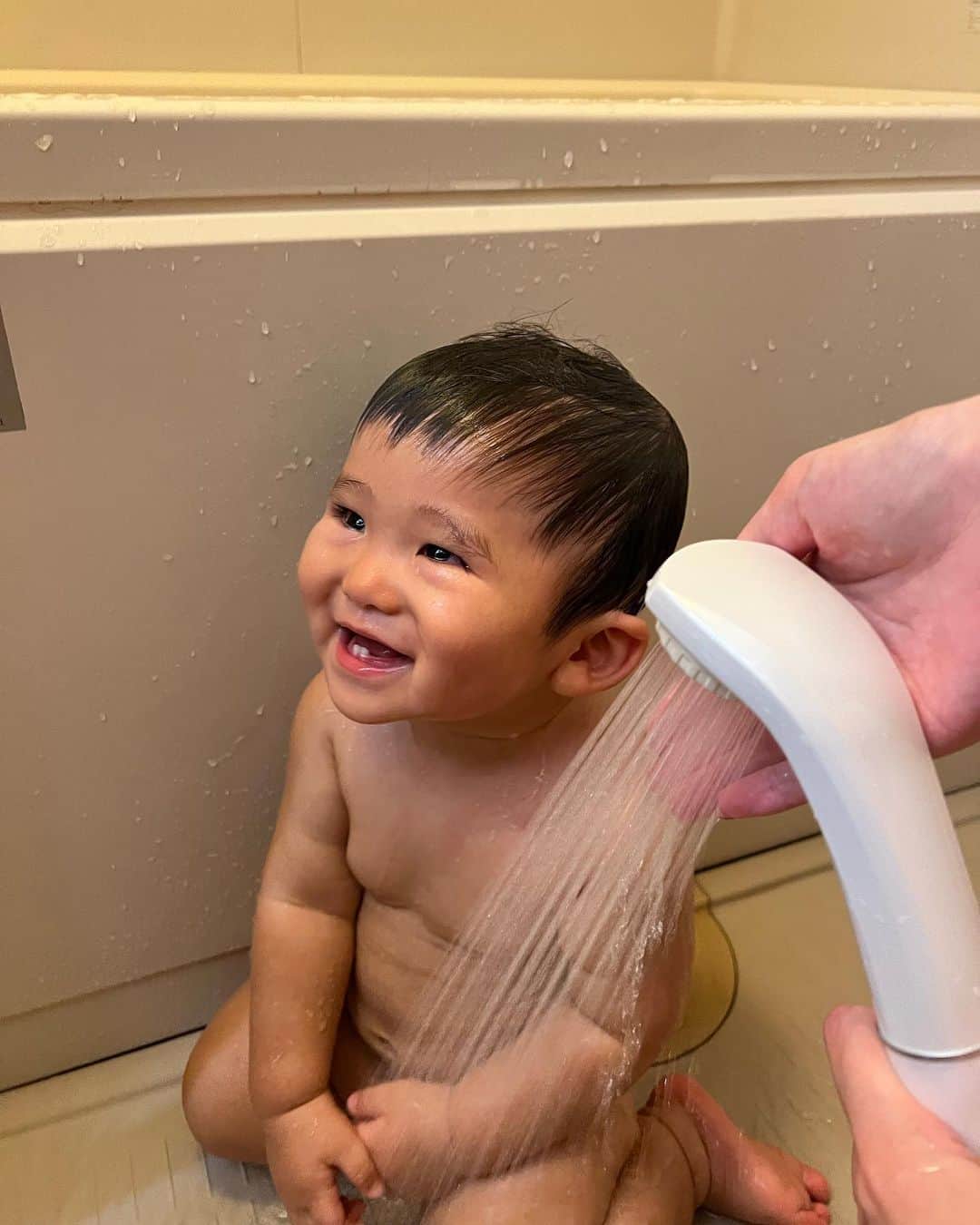 尻無浜冴美さんのインスタグラム写真 - (尻無浜冴美Instagram)「ずっと気になってたピュアブル(@purebble2 )のマイクロバブルシャワー🚿💕 最近使い始めたんだけど、水に空気がたっぷり含まれてる感じがして肌当たりが優しいの✨ なので赤ちゃんやペットにも安心して使えるよ もうすぐ1歳の 8くんも新しいシャワーが気に入ったみたいでニコニコお風呂時間を楽しんでました♪  ソフトな肌当たりだけど水圧はしっかりあって、これで40%も節水できるから凄い！ 家計に優しいのも嬉しいポイント💡 気になる方はぜひHP見てみてね ☞ https://www.instagram.com/purebble2/  シャワーヘッドって重たいイメージあったけどこれは120gと軽量でコンパクト！ そしてつけ口も3種類あるからどんな家庭のシャワーにも簡単に付替が可能だよ 5秒で付替できました✌️  これからお風呂時間がもっと楽しくなる〜 子どももこれでお風呂好きになってくれるといいな👶💕  #pr #インフルエンサー #男の子ママ　#男の子ベビー　#生後11ヶ月　#シャワーヘッド　#節水 #お風呂時間　#バスタイム　#ピュアブル　#マイクロバブルシャワー #シャワー #インフルエンサーワークス」10月19日 19時17分 - saemi_shinahama
