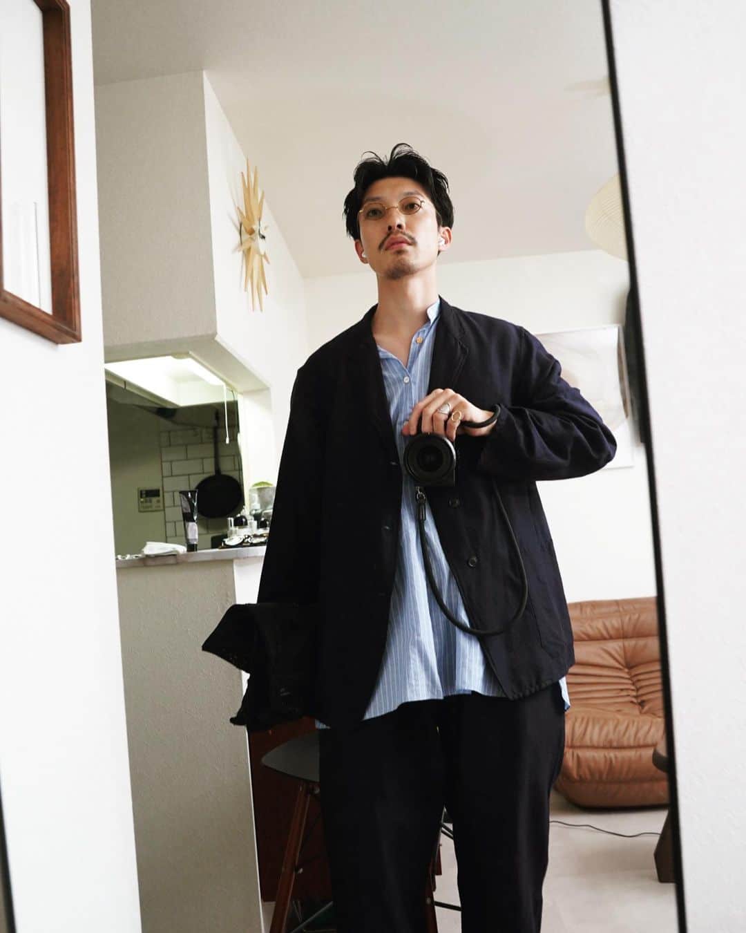 並木一樹さんのインスタグラム写真 - (並木一樹Instagram)「COMOLIのウールシルクセットアップにマーティーのブルーのストライプでゆるく合わせるのもいいですね。  髪はフリーズキープグリースでセンターパート   今月は沢山の人と新たな出会いの多い月でした。 ありがとうございました☺️  #COMOLI #auralee #maateeandsons #apresse  #leyuccas #ノームコア #大人ノームコア」10月19日 19時18分 - casi_namiki