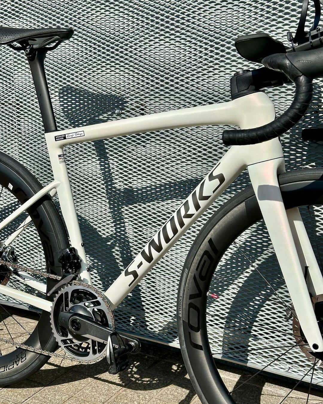 竹谷賢二のインスタグラム：「マットホワイトにメタリックパールの輝きが奥ゆかしい #sworks #ターマックSL8 ガンガン乗る際の難点は、汚れがつきやすく綺麗に保ちづらいこと…  でしたが #スペシャライズド幕張 イチオシの #シュアラスター コーティングで一気に解決  水溜まりのハネ、スポーツドリンクがフレームに付くと涙目だったが、これからは安心してガンガン乗れる！  #輝度アップ #スペシャライズド #ロードバイク #コーティング #エンデュアライフ」