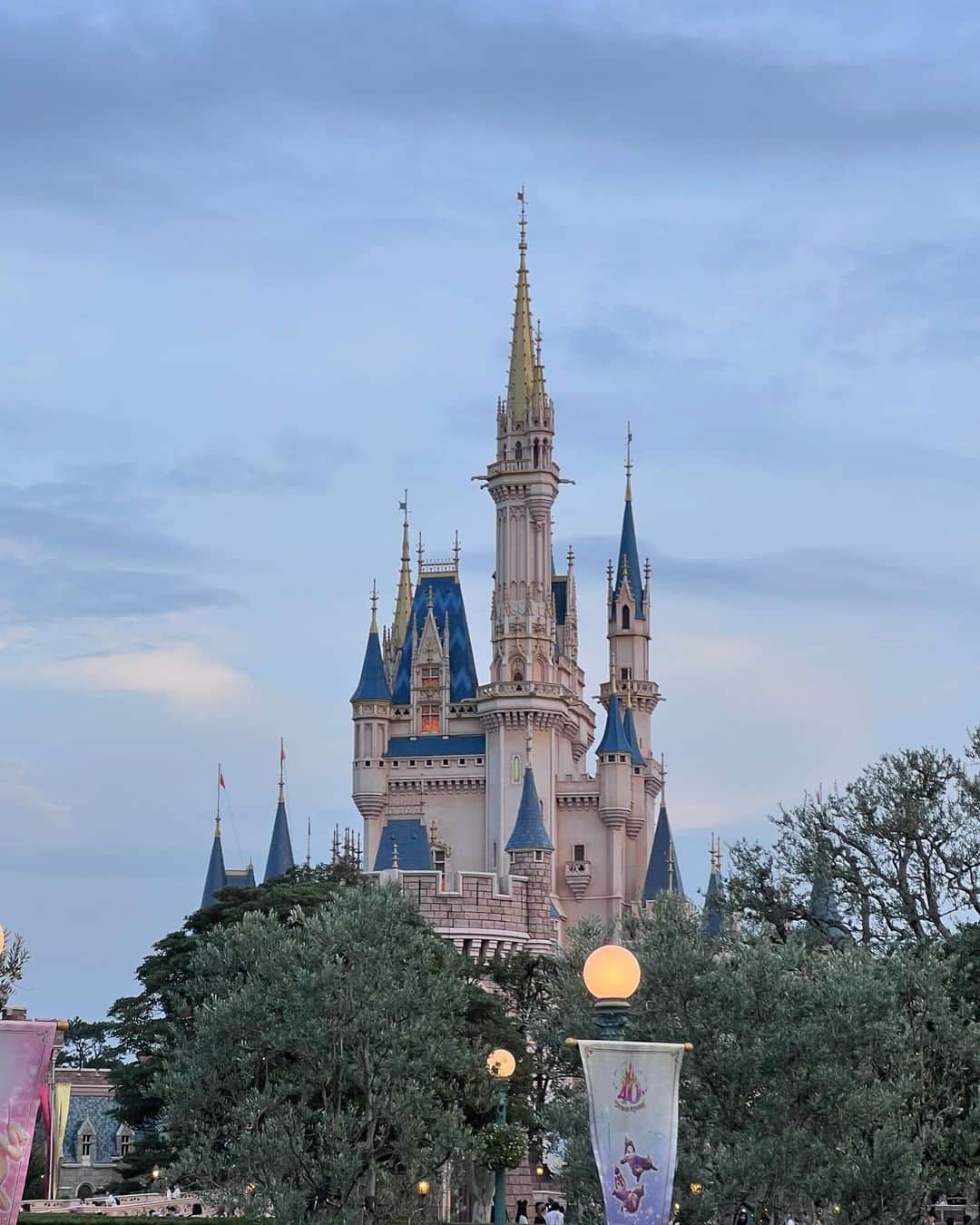 目見田早弥子のインスタグラム：「９月のときの🏰🤍 長女が三日月を「猫のツメ」って呼んでてそれが好き🐱🌙」