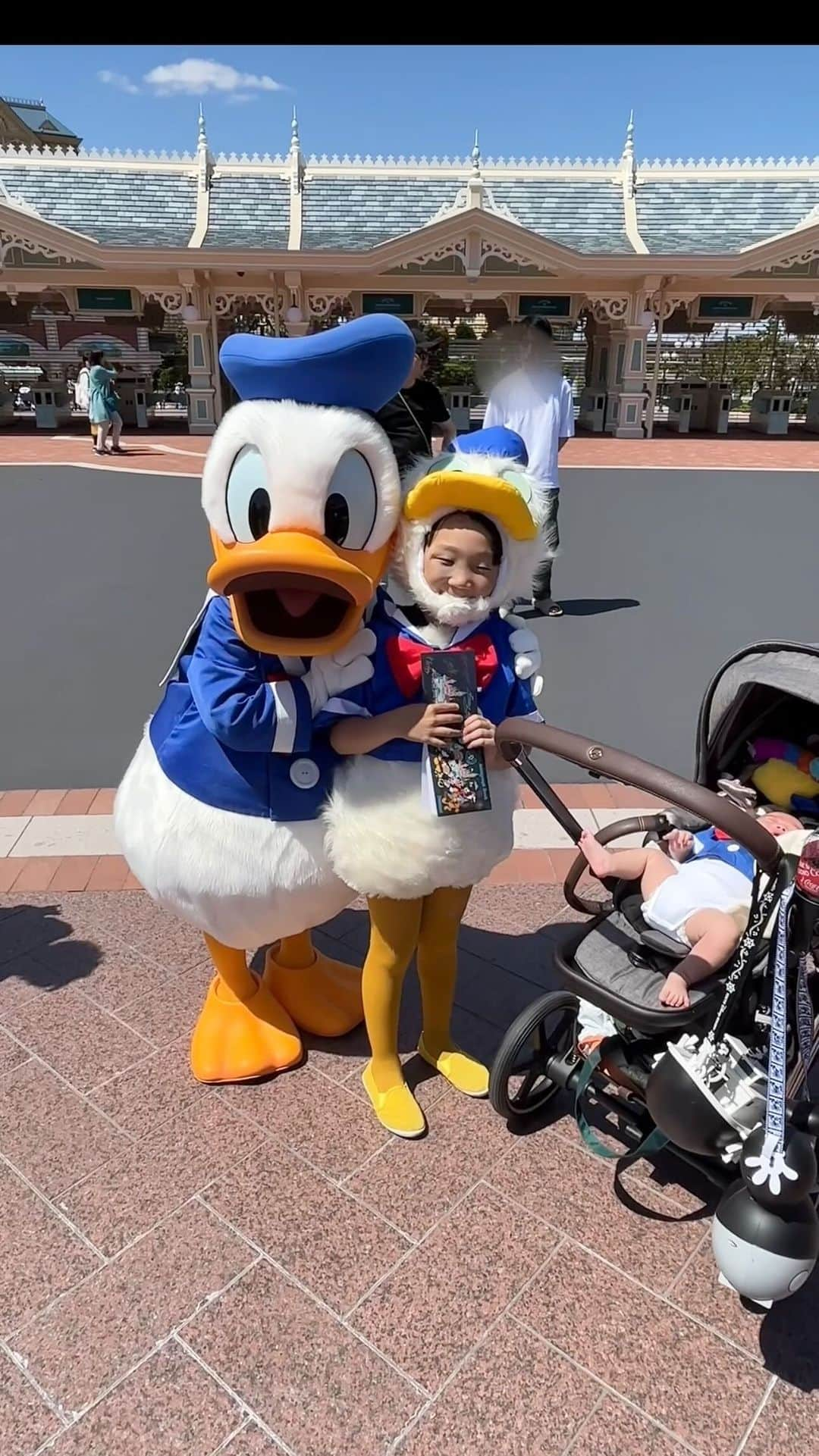 tiahy__のインスタグラム：「Donald and little Donald and tiny Donald🦆🦆🦆. . . . . 大好きなドナルドにハグしてもらえてとっても嬉しかったtaiちゃん♡. . kalloちゃんにも気付いてくれて、 2人にとっても優しくしてくれたドナちゃん… 本当に大好きですっ♡. . . . . #tokyodisneyland#donald_taia#donald_kallon#taiakalloncostume」