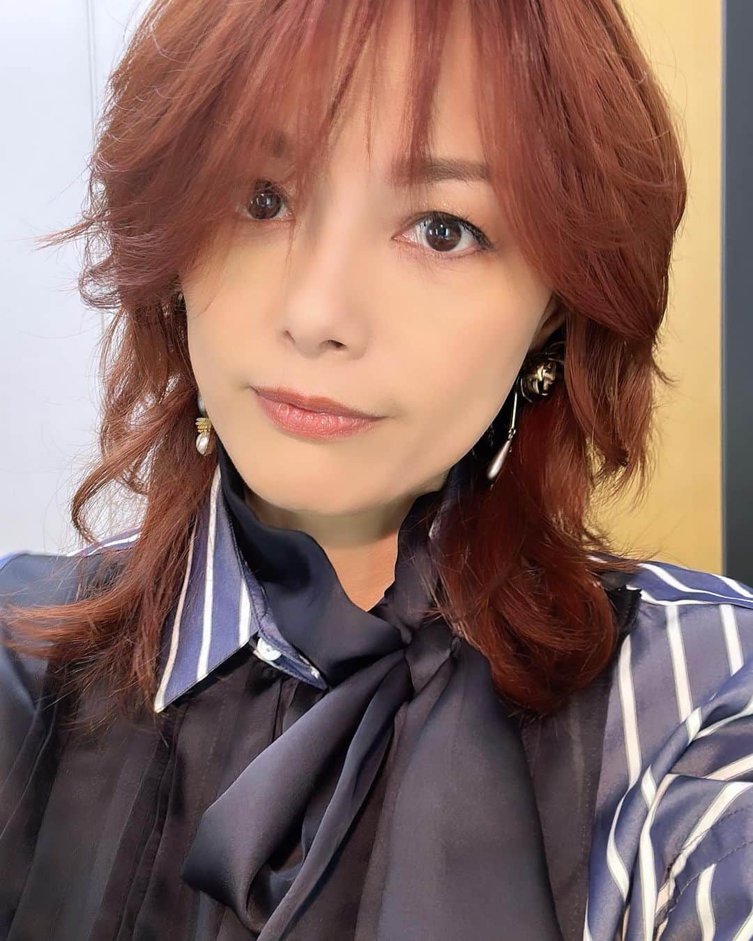 のインスタグラム：「楽屋にて、スタンバイ前の写真😆❤️  衣装 #sacai」
