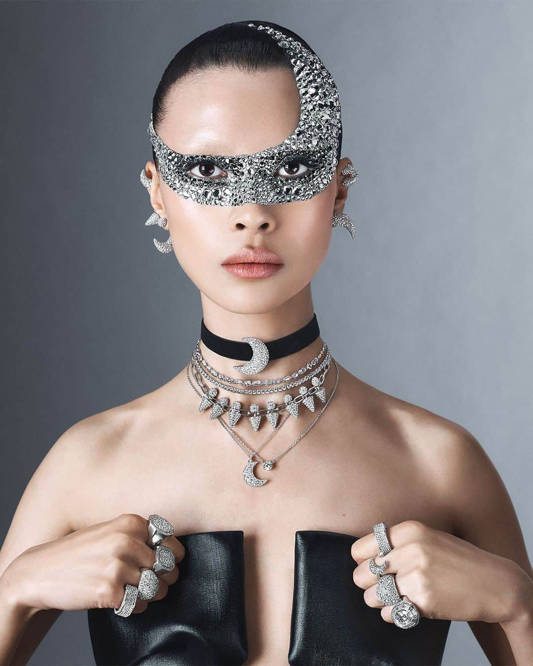 SWAROVSKIさんのインスタグラム写真 - (SWAROVSKIInstagram)「Embrace your dark side with Punk #SwarovskiLuna, its bejeweled rays pierce the night sky with fierce energy and graphic style.  Talent: @dianechiuu Creative Director: @giovannaengelbert Photographer: @stevenmeiselofficial Stylist: #KarlTempler Make Up: @patmcgrathreal Hair: @guidopalau Nails: @jinsoonchoi Casting: @piergiorgio  #Swarovski #CelebrateWonder #CrystalMetamorphosis」10月19日 19時20分 - swarovski