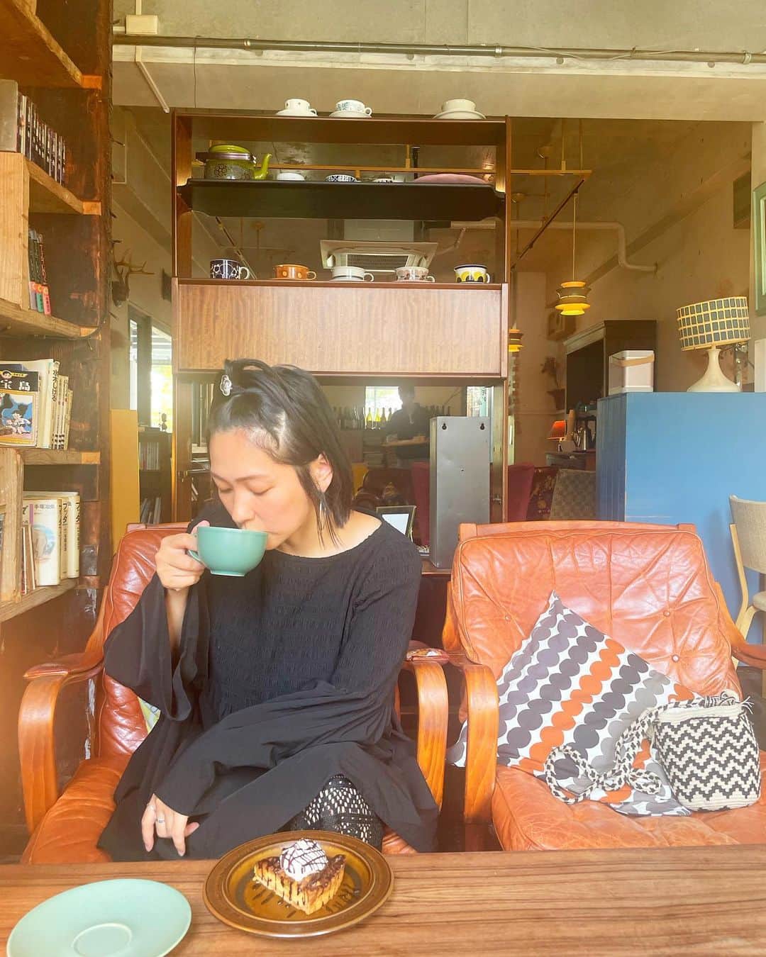 のインスタグラム：「大切な人と話すと見えなかったものが見えてきたり、見えてたものがもっと鮮明に見えたりする。 調子いいなぁと思った次の瞬間にまた凹んでたり、上手くできたなぁと思った帰り道にやりすぎたかもって反省してたり。 上手に生きるって難しい。 上手じゃなくていいから生きてることが最高なんだって、わかっててもダメな日もあるよね。  左の薬指に緑の大きな宝石の指輪をつけて、その宝石と同じような緑色のシューズを履いたおばあちゃんが目の前歩いてて、女性に捕まりながら歩いてて、その後ろ姿がカッコよくて、すごくいいなぁって思った帰り道。  自分に嘘なく、自分の好きな自分でいてください✨」