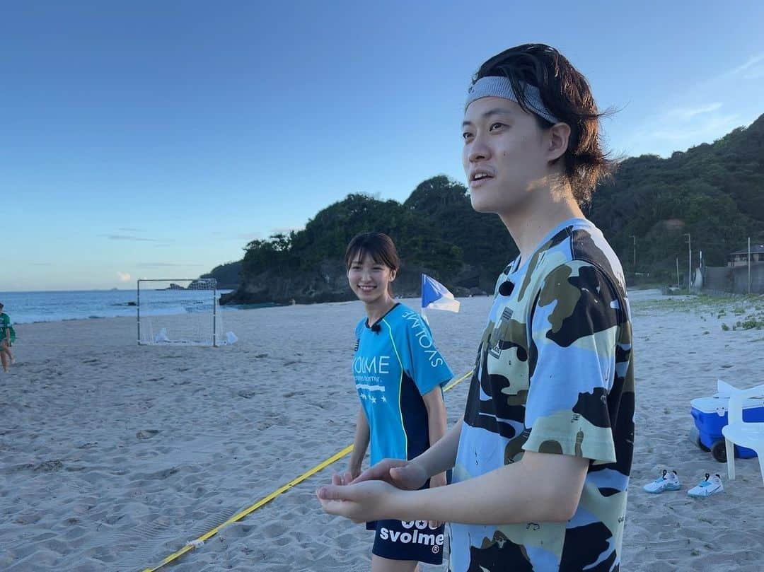 白木愛奈のインスタグラム：「あてみなげのロケに参加させていただきました✨️  下田でビーチサッカー対決です！⚽️  はじめてのビーチサッカー、ボールは跳ねないし、走れないし、、本当に難しかったです😵‍💫でも、力強い助っ人の皆さんのおかげでとても楽しめました！  下田の海は相変わらず美しかったです✨️  サッカー経験のない粗品さんはファインプレーの連続で、、せいやさんは、バースデーゴールなるのか！？ きょう深夜0時21分から、是非ご覧ください(*^^*) 全国の皆さんはTVerでご覧いただけます♪  #霜降り明星のあてみなげ #下田 #ビーチサッカー #元女子サッカー部キャプテン (仮)」