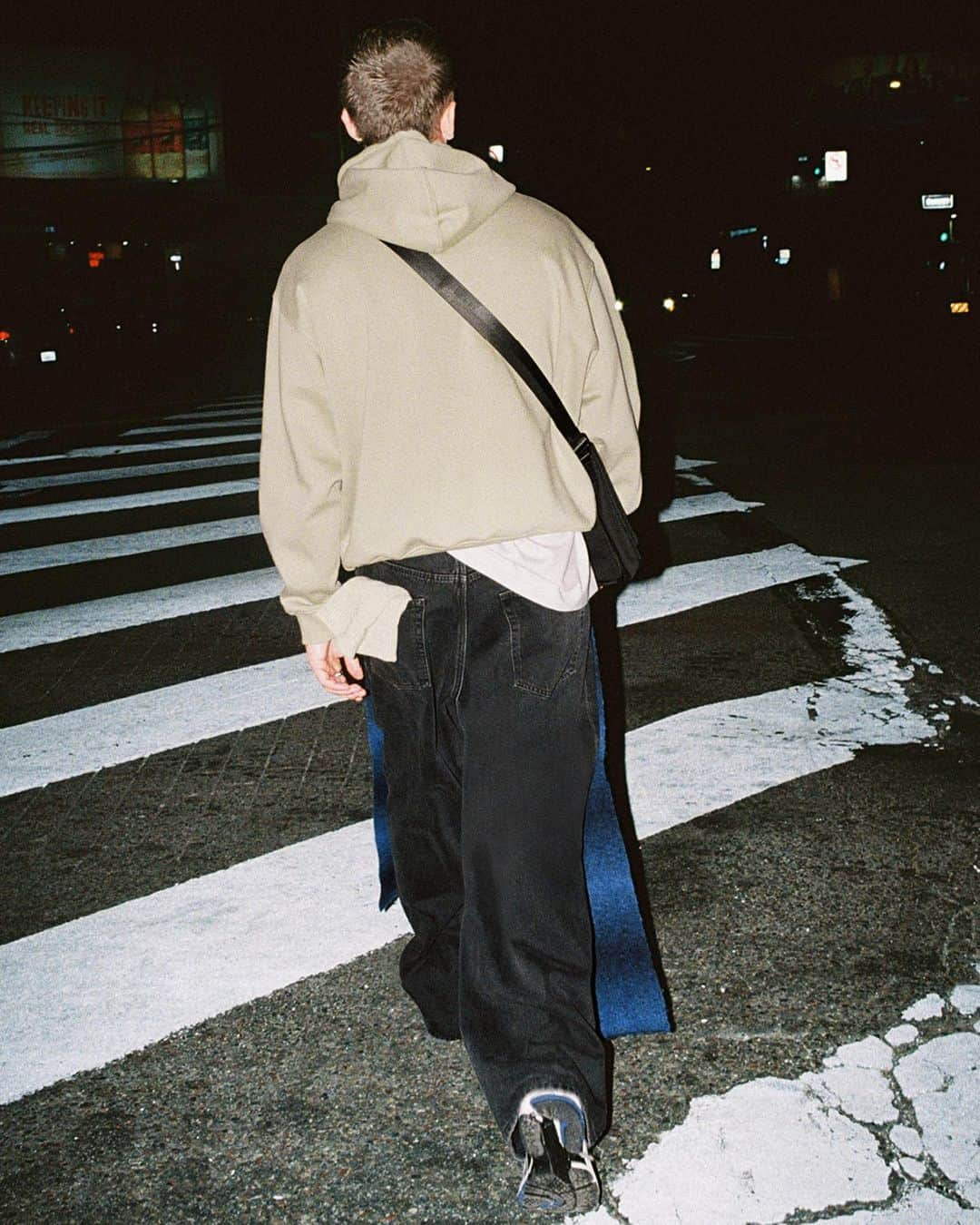 ウィークデイのインスタグラム：「Creator Sessions feat. SG Lewis    From puffers, to colourful knits, heavyweight hoodies and of course the unrivalled Astro baggy jeans; hitmaking artist/producer SG Lewis is your guide to fall/winter ‘23, showing off the relaxed looks to wear on repeat from now on.    Now available in-store and at www.weekday.com」