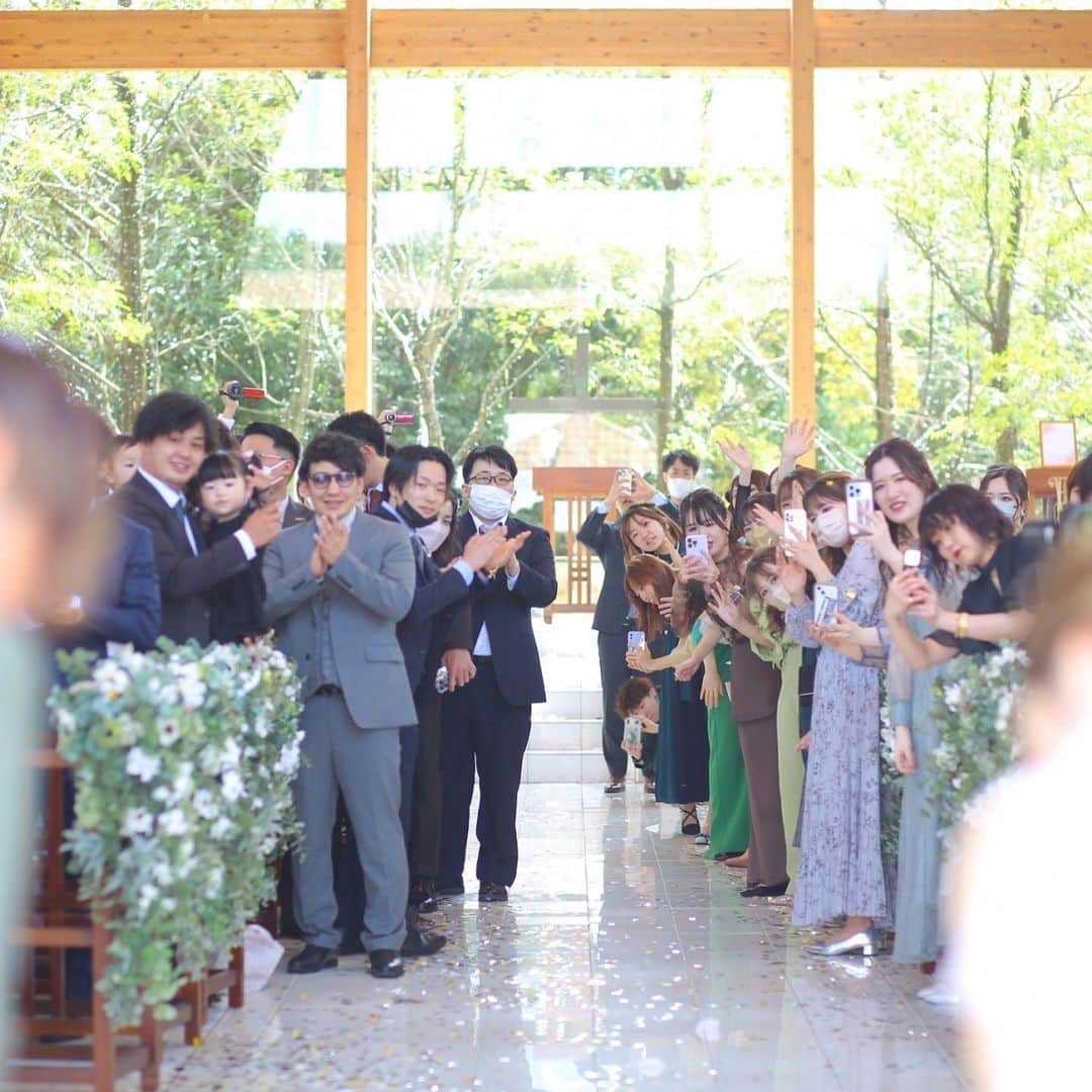 のインスタグラム：「・  @lalachance_oita   新郎新婦様の目線の先には  お二人のたいせつなゲスト様からの祝福の景色が広がります✨  -----------------------------------------  【✨ブライダルフェア開催中✨】  気になる方はプロフィールTOPのリンクから公式HPでご予約お願いいたします😊✨  #lalachance #ララ嫁 #ララ嫁さんと繋がりたい  #大分結婚式 #ララシャンス迎賓館 #ウェディングドレス　 #タキシード #ウェディングフォト #披露宴 #チャペル」