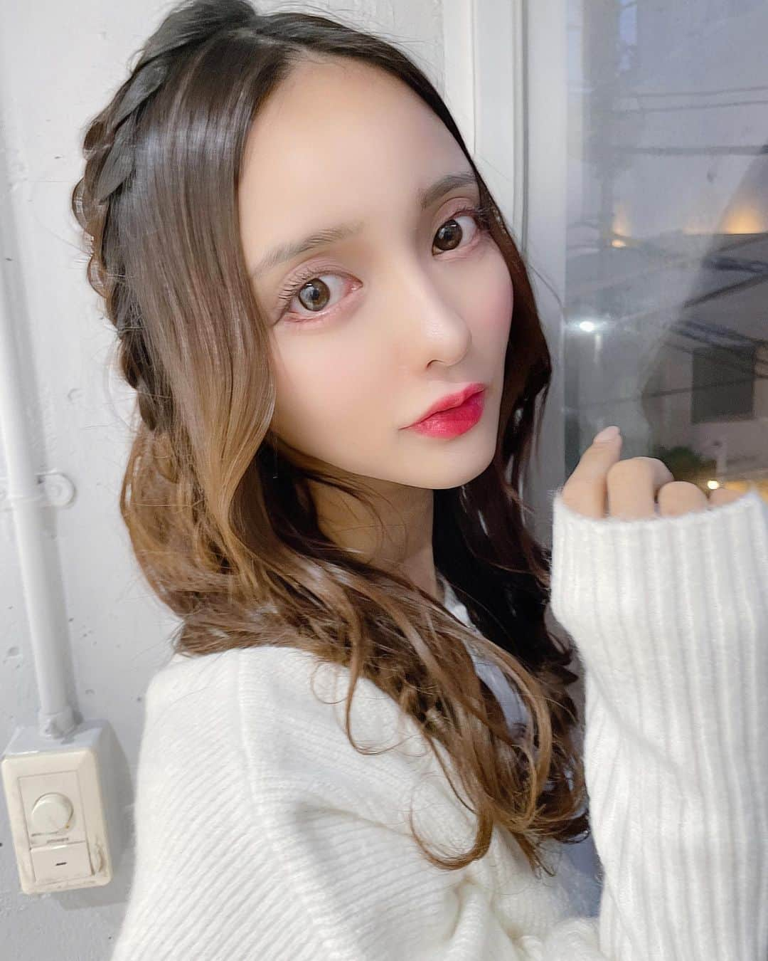 菅野芹那のインスタグラム：「トリートメントとヘアアレンジしてきた૮꒰ྀི σ̴̶̷ . σ̴̶̷ ꒱ྀིა🎀  冬っぽいね⛄️❄️  #表参道 #表参道美容室 #美容室 #ヘアアレンジ #ヘアアレンジ好きな人と繋がりたい」