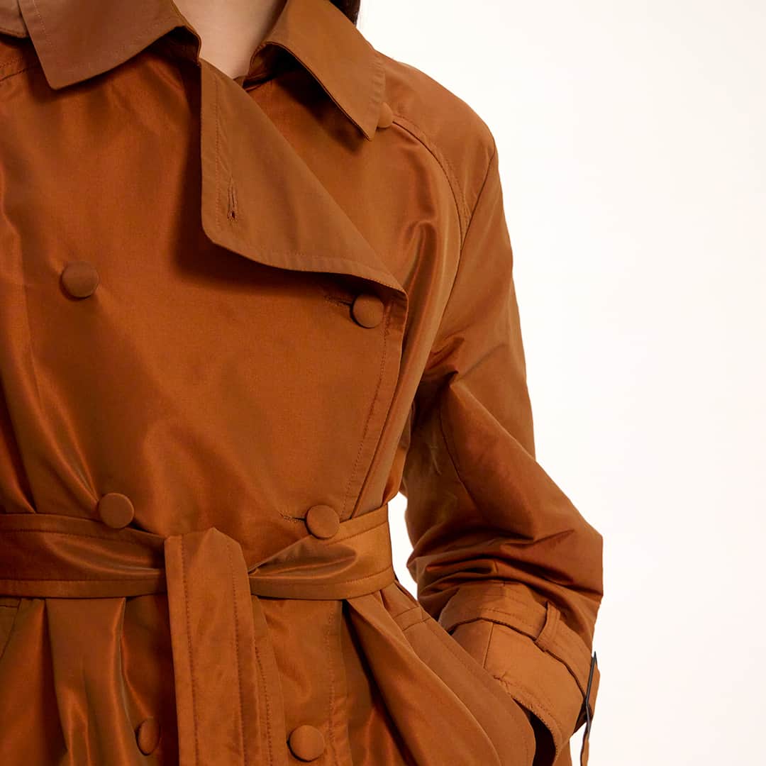 イネスドゥラフレサンジュのインスタグラム：「Le Trench Blake, flamboyant pour les belles journées d’automne. - The Blake Trench for beautiful fall days.  #inesdelafressange #inesdelafressangeparis #fallwinter2023 #parisianchic」