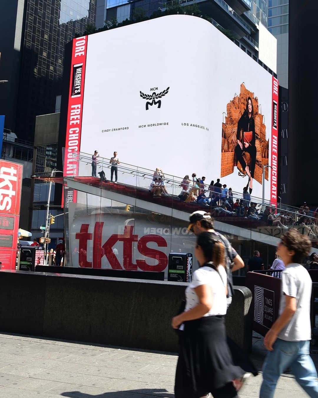 のインスタグラム：「What’s good Times Square?   MCM Autumn Winter 2023 Collection in New York City   #MCMAW23」