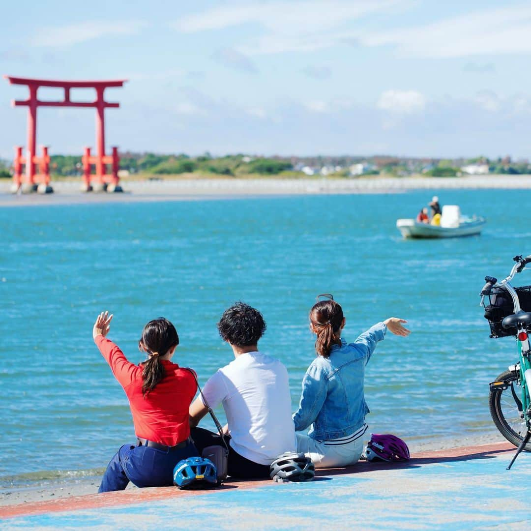 遊佐ちえみのインスタグラム：「🚲⛩🌊  ハマイチ(浜名湖一周サイクリング) 撮影してきました♩  観光で浜松へ来た方も、レンタサイクルを使えば 自転車🚲で気軽に浜名湖周辺を 楽しむことができます！  自転車だからこそ感じられる魅力を ぜひお楽しみください😊  photo by @satomi_mtrs   #弁天島海浜公園 #弁天島 #浜名湖 #浜名湖サイクリング #ハマイチ #浜名湖一周 #サイクリング女子  #サイクリング #インスタ映え  #浜松 #湖西 #観光スポット #海の湖HAMANAジェンヌ #visit浜名湖」