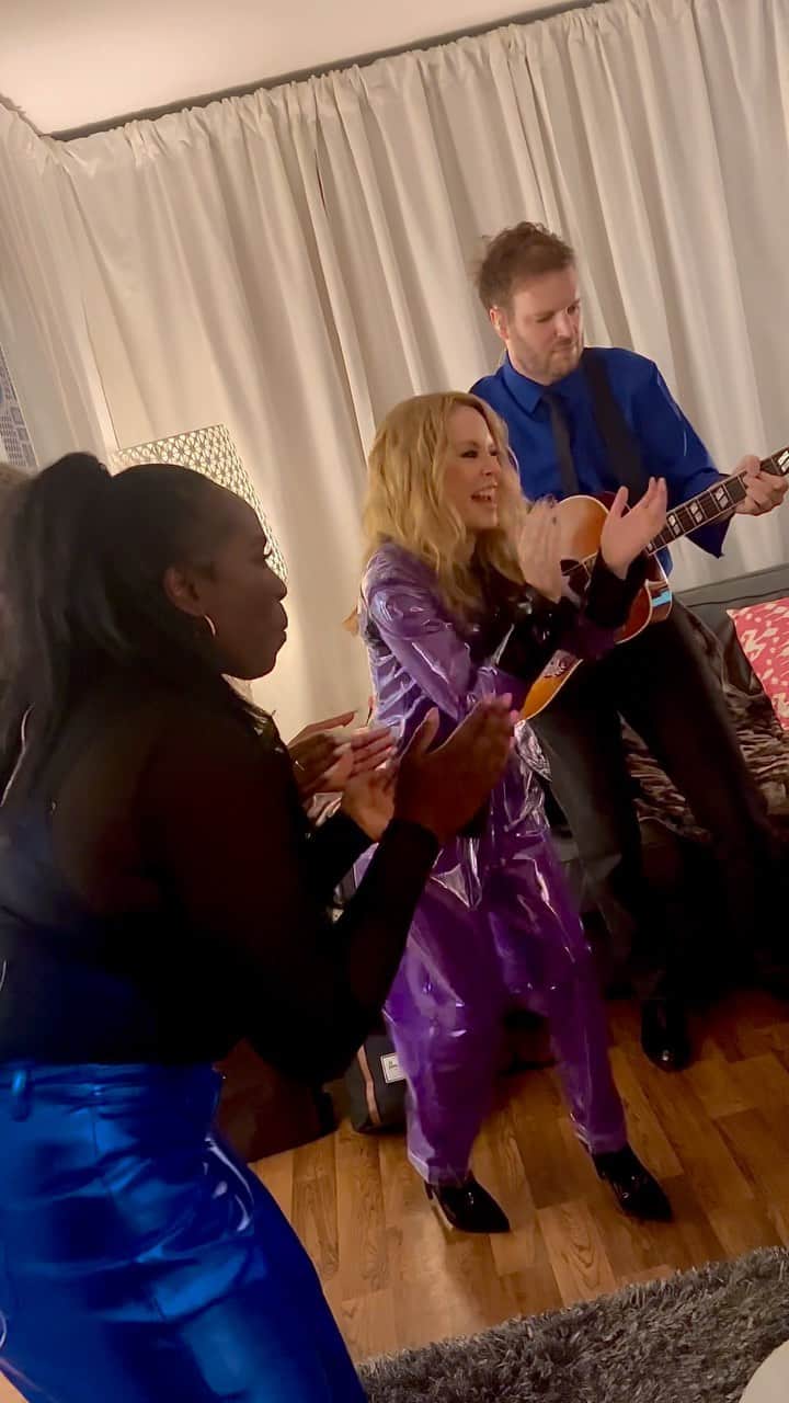 カイリー・ミノーグのインスタグラム：「One of my favourite parts of show day is warm up with the band 💜」