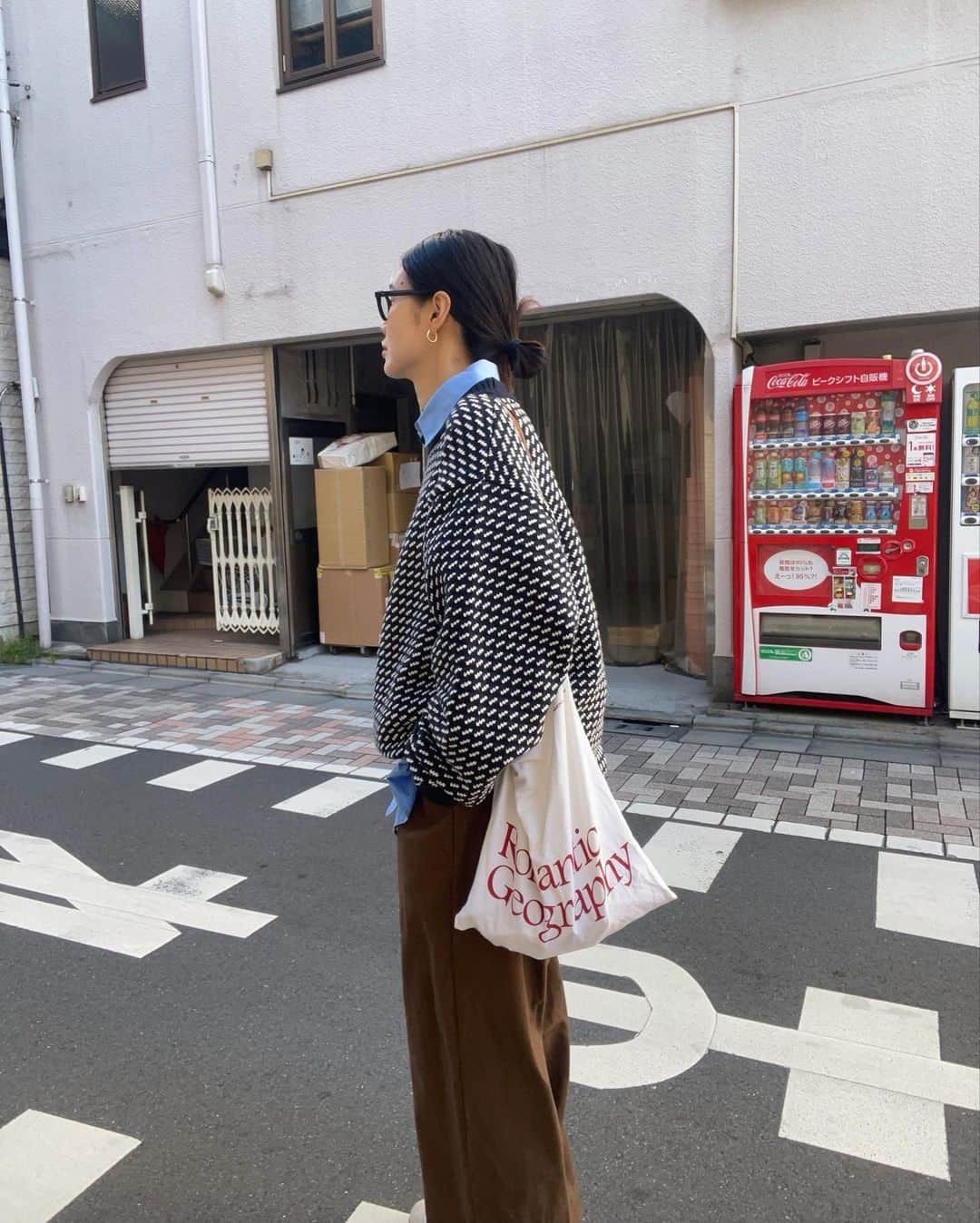 田中シェンさんのインスタグラム写真 - (田中シェンInstagram)「最後には愛が勝っ❣️  Knit Tops @llbeanjapan  Shirts @hififnk_official  Pants @stevenalan  Shoes @adidasoriginals Bag @romanticgeography   ____________________________  #代々木上原モーニング  @no.tokyo  ____________________________  ウッディな雰囲気で朝からコーヒーとか 最高やん🤤とイメトレしながらスキップ気味で 向かったこちらのかふぇ💁🏻‍♀️ 最近覚えたエスプレッソが濃いめのflat whiteと 自家製卵サンドイッチ🥪をお願いし、 窓側の日差しが気持ち良い席に着席しました！ まるでバーにいるかのようで、朝なのか夜なのか わからなくなったけど、眠気が襲ってきた ということは、リラックス効果が抜群と いうことでしょう❣️奥の本屋さんも気になります📕  ____________________________  #代々木上原駅  @hibino_chuuka  ____________________________  No.コーヒーさんからリアル に徒歩3秒(お向かいのこちら) 今日は効率よく回れると思いきや、 ランチは激混みでした...😭 さすが美味しい店には人が集まるということで 後ろ髪惹かれつつ、また次回に！ (どうやらミシュランにも掲載されたとか..？) ____________________________  #代々木上原ランチ  @_ilo_______ ____________________________  ランチ難民、駅前に向かえばきっとどうにかなる！ という精神で、混ぜ麺の看板に惹かれ、そのまま 地下へ潜りました💁🏻‍♀️💯 今日の直感は当たってた‼️鰹の冷やし混ぜ中華 とても美味しい‼️昼間はまだまだ暑いので、 口の中さっぱりしたいなって思ってた所 ピッタリの混ぜ麺に出会ってしまいました🤤💕 お酢の酸味が効いてて来年の夏がもうすでに恋しい。 ____________________________  #yoyogiueharastation area is filled with  Good cafes and restaurants 🥄  @hibino_chuuka is a great Chinese cuisine  Which is selected as one of Michelin restaurants. (Not sure but I’ve heard it 👂) not recommended for Lunch time bc u can eat great Chinese in resanable Price 💰 (no wonder it’s so crowded) I have to try knocking the door soon 🔜! Insted try @_ilo_______ . They’ve got some great noodle 🍜! ____________________________  #代々木上原散歩 #代々木上原グルメ  #代々木上原テイクアウト #代々木上原パフェ  #代々木八幡カフェ #代々木八幡ランチ  #代々木八幡モーニング #llbeanstyle  #エルエルビーントート #ニットコーディネート  #メンズファッションコーディネート #アディダススニーカー #スポーティファッション #食べ歩き日記  #シティボーイファッション #アウトドアファッションが好き #テック系ファッション #ストリートコーデメンズ #ノームコアファッション #日本旅行✈️  #東京観光🗼 #東京カフェ日記  #가을패션추천 #여자코디 #셀피 #셀카킹」10月19日 19時50分 - shen_tanaka