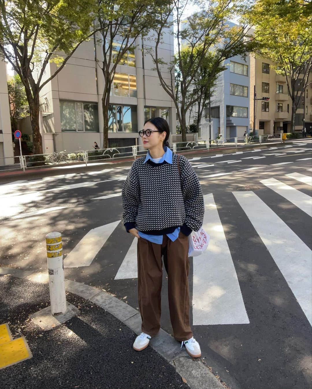 田中シェンさんのインスタグラム写真 - (田中シェンInstagram)「最後には愛が勝っ❣️  Knit Tops @llbeanjapan  Shirts @hififnk_official  Pants @stevenalan  Shoes @adidasoriginals Bag @romanticgeography   ____________________________  #代々木上原モーニング  @no.tokyo  ____________________________  ウッディな雰囲気で朝からコーヒーとか 最高やん🤤とイメトレしながらスキップ気味で 向かったこちらのかふぇ💁🏻‍♀️ 最近覚えたエスプレッソが濃いめのflat whiteと 自家製卵サンドイッチ🥪をお願いし、 窓側の日差しが気持ち良い席に着席しました！ まるでバーにいるかのようで、朝なのか夜なのか わからなくなったけど、眠気が襲ってきた ということは、リラックス効果が抜群と いうことでしょう❣️奥の本屋さんも気になります📕  ____________________________  #代々木上原駅  @hibino_chuuka  ____________________________  No.コーヒーさんからリアル に徒歩3秒(お向かいのこちら) 今日は効率よく回れると思いきや、 ランチは激混みでした...😭 さすが美味しい店には人が集まるということで 後ろ髪惹かれつつ、また次回に！ (どうやらミシュランにも掲載されたとか..？) ____________________________  #代々木上原ランチ  @_ilo_______ ____________________________  ランチ難民、駅前に向かえばきっとどうにかなる！ という精神で、混ぜ麺の看板に惹かれ、そのまま 地下へ潜りました💁🏻‍♀️💯 今日の直感は当たってた‼️鰹の冷やし混ぜ中華 とても美味しい‼️昼間はまだまだ暑いので、 口の中さっぱりしたいなって思ってた所 ピッタリの混ぜ麺に出会ってしまいました🤤💕 お酢の酸味が効いてて来年の夏がもうすでに恋しい。 ____________________________  #yoyogiueharastation area is filled with  Good cafes and restaurants 🥄  @hibino_chuuka is a great Chinese cuisine  Which is selected as one of Michelin restaurants. (Not sure but I’ve heard it 👂) not recommended for Lunch time bc u can eat great Chinese in resanable Price 💰 (no wonder it’s so crowded) I have to try knocking the door soon 🔜! Insted try @_ilo_______ . They’ve got some great noodle 🍜! ____________________________  #代々木上原散歩 #代々木上原グルメ  #代々木上原テイクアウト #代々木上原パフェ  #代々木八幡カフェ #代々木八幡ランチ  #代々木八幡モーニング #llbeanstyle  #エルエルビーントート #ニットコーディネート  #メンズファッションコーディネート #アディダススニーカー #スポーティファッション #食べ歩き日記  #シティボーイファッション #アウトドアファッションが好き #テック系ファッション #ストリートコーデメンズ #ノームコアファッション #日本旅行✈️  #東京観光🗼 #東京カフェ日記  #가을패션추천 #여자코디 #셀피 #셀카킹」10月19日 19時50分 - shen_tanaka