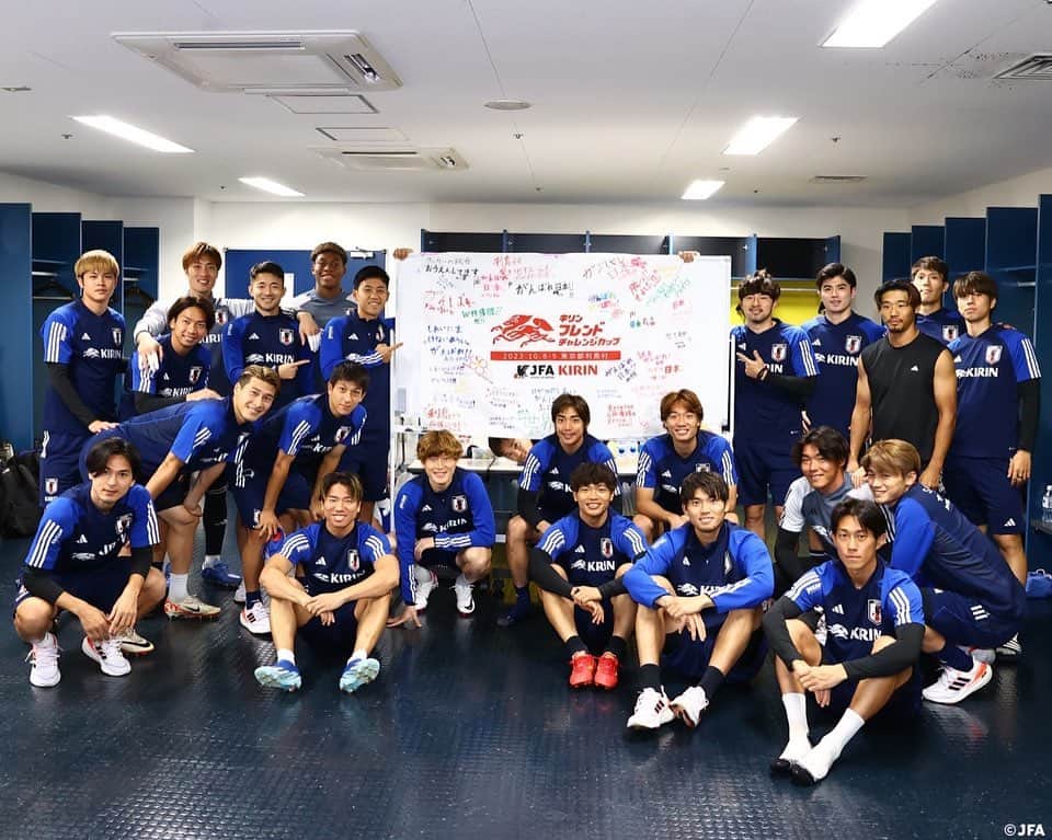 日本サッカー協会さんのインスタグラム写真 - (日本サッカー協会Instagram)「. サッカーを通じた "つながるよろこび"を届けるイベントとして「＜JFA×KIRIN＞キリンフレンドチャレンジカップ2023」を10月8日、東京都利島で初開催しました⚽  このイベントに参加した子どもたちが、SAMURAI BLUEに向けて寄せ書き応援フラッグを作成！  そしてフラッグがついに選手たちのもとへ届けられました✨🤝 JFAとキリンは、これからもサッカーを通じて、人と人がつながるこころ豊かな社会を共創していきます。  活動の様子はこちら⏬ https://www.jfa.jp/news/00033000/  #キリン #WeAreOneTeam #夢への勇気を #SAMURAIBLUE #jfa #daihyo #サッカー日本代表」10月19日 19時25分 - japanfootballassociation