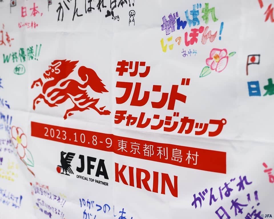 日本サッカー協会さんのインスタグラム写真 - (日本サッカー協会Instagram)「. サッカーを通じた "つながるよろこび"を届けるイベントとして「＜JFA×KIRIN＞キリンフレンドチャレンジカップ2023」を10月8日、東京都利島で初開催しました⚽  このイベントに参加した子どもたちが、SAMURAI BLUEに向けて寄せ書き応援フラッグを作成！  そしてフラッグがついに選手たちのもとへ届けられました✨🤝 JFAとキリンは、これからもサッカーを通じて、人と人がつながるこころ豊かな社会を共創していきます。  活動の様子はこちら⏬ https://www.jfa.jp/news/00033000/  #キリン #WeAreOneTeam #夢への勇気を #SAMURAIBLUE #jfa #daihyo #サッカー日本代表」10月19日 19時25分 - japanfootballassociation