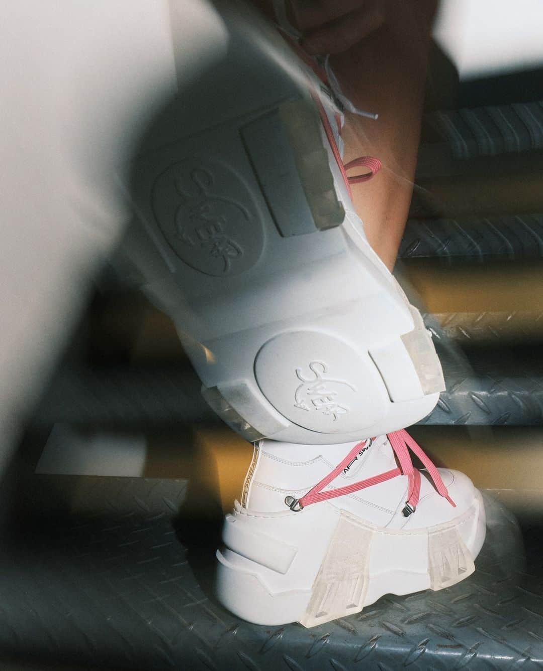 スウェアのインスタグラム：「Amazon White. Perfect to elevate any look.」