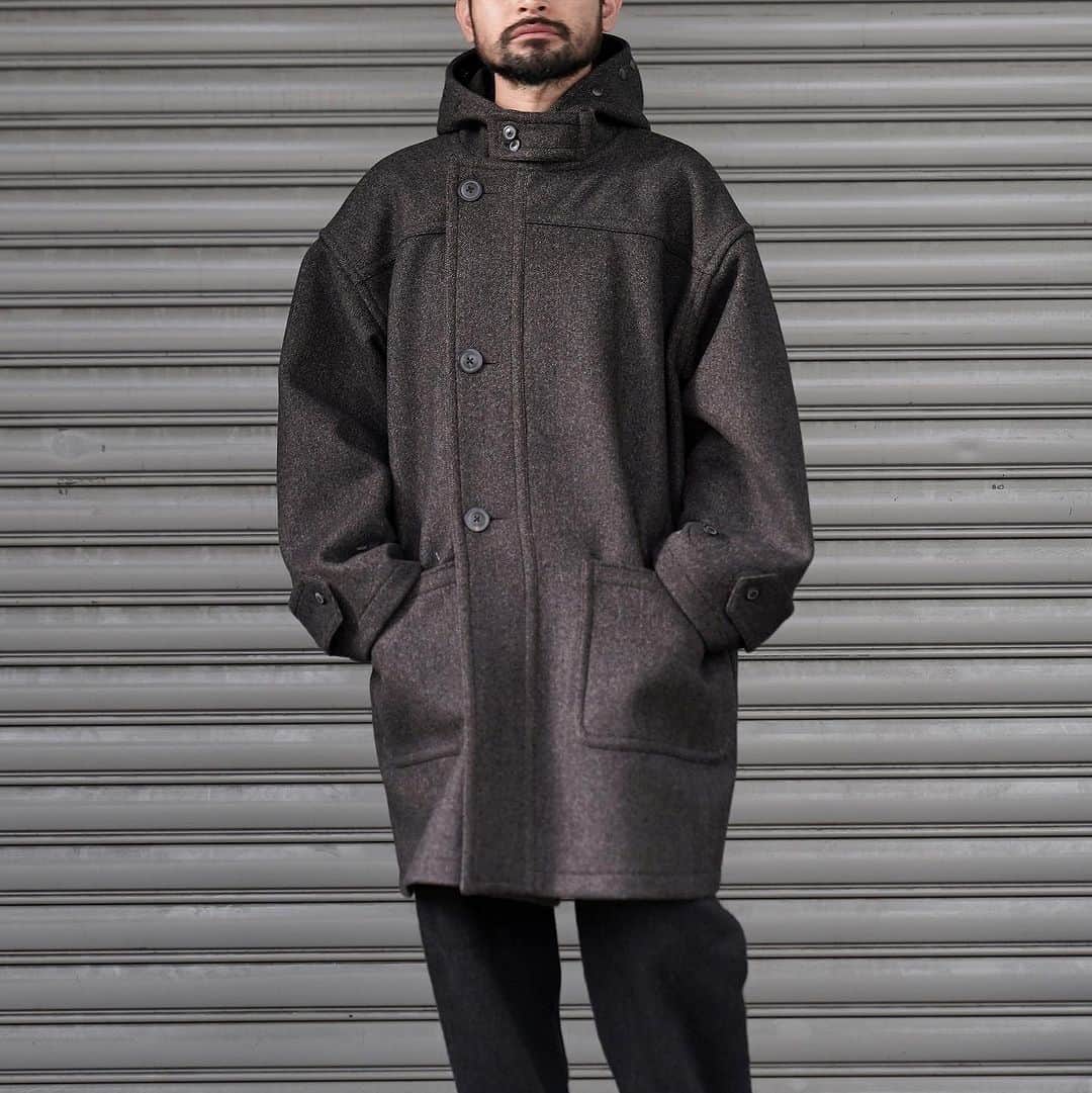 のインスタグラム：「. [HERILL] Blacksheep Duffelcoat  羊毛の中でも最上級のブラックシープのウールを使用したなめらかで、肉厚なウールを使用したダッフルコート。  オーバーサイズのシルエット、温かみがある色味が特徴的で、ヴィンテージにあるようでない部分を現代のプロダクトに落とし込んだ一枚。  前立てもシングル、ダブルどちらでも使えるので、寒さの程度や着たいシルエットで使い分けていただけます。  インナーを選ばず、コットンニットやスウェット、ジャケット等の上からオーバーコートとして様々なスタイリングに使える汎用性の高いアイテム。  カジュアルながら、どこか品の良さを感じる佇まいとラフに羽織るだけで抜群の雰囲気です。  ▶︎ #mawsapporo #MāW #insonlinestore #herill #sapporo #hokkaido #thecoastofheritage」