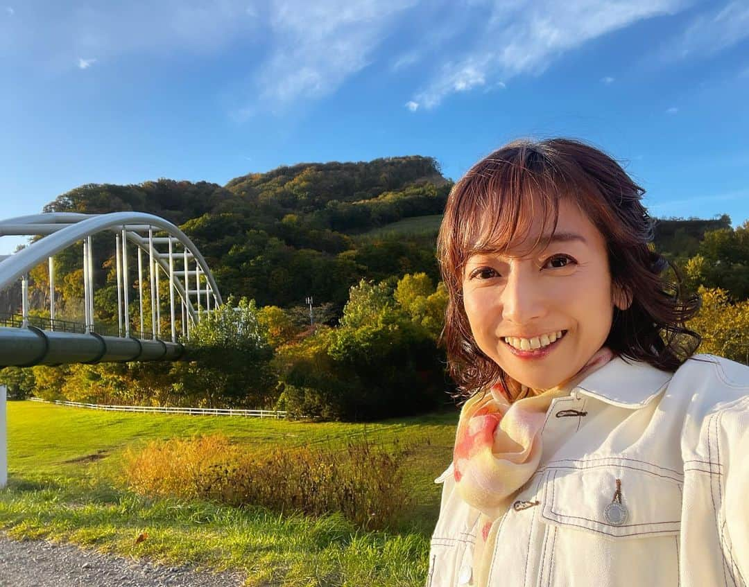 佐藤彩さんのインスタグラム写真 - (佐藤彩Instagram)「紅葉の季節🍁 木々の色付きが徐々に増してきましたね🤗  先月番組でご紹介した ボロネーゼ専門店ミナミの 別のメニューも食べてみたかったので 紅葉ドライブも兼ねて 南区藤野まで行ってきました！  今度食べようと思っていたクワトロチーズ以外に イカスミなどメニューが増えてて😳！ 散々迷っていたら…  お客さんのいない時間だから特別に！と ハーフ&ハーフにしてくださいました✨ 優しいシェフ🥹  チーズはコクも増して美味しいし イカスミの旨みもすごいし！ どの味も美味しくて、幸せでした☺️  ラジオ聴いて来たよ！という方もいらっしゃったようで！ なかには北広島から来ましたという方まで😂  少しでもリアクションがあって嬉しかったです🤭 奥様とのおしゃべりもとても楽しい 素敵な午後のひとときでした☺️  #紅葉 #札幌 #南区 #札幌パスタ #ボロネーゼ専門店ミナミ #ボロネーゼ #パスタ #イカスミパスタ」10月19日 19時25分 - hbc_ayasato