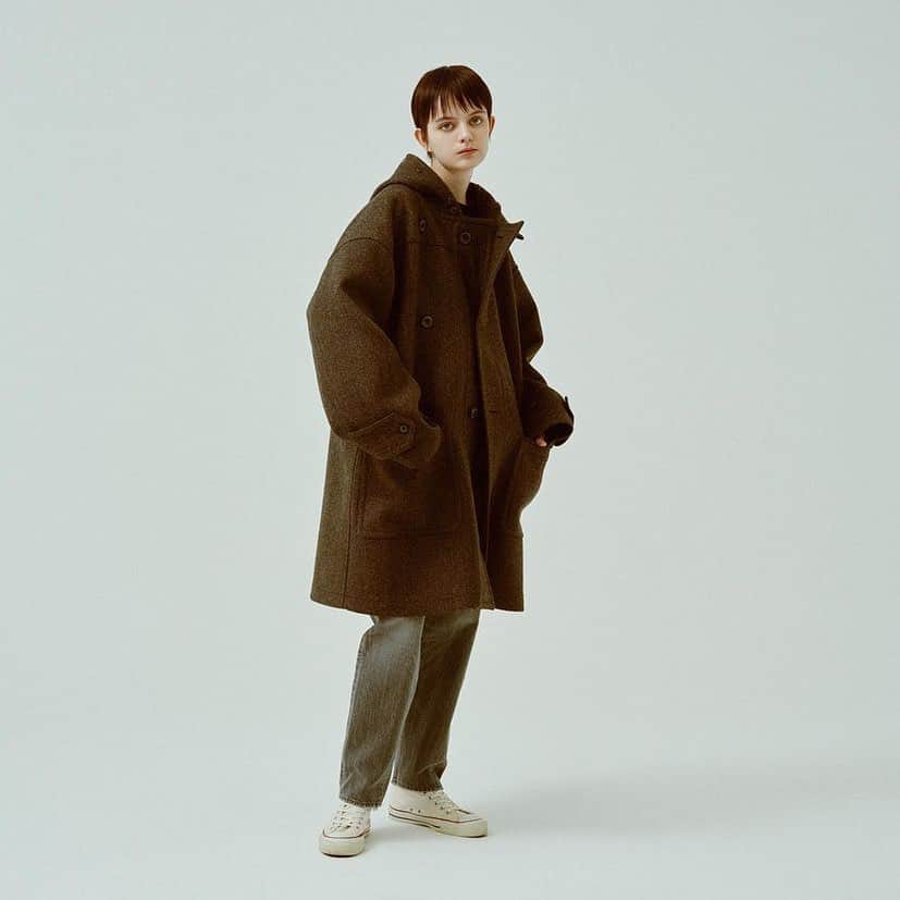 のインスタグラム：「. [HERILL] Blacksheep Duffelcoat  羊毛の中でも最上級のブラックシープのウールを使用したなめらかで、肉厚なウールを使用したダッフルコート。  オーバーサイズのシルエット、温かみがある色味が特徴的で、ヴィンテージにあるようでない部分を現代のプロダクトに落とし込んだ一枚。  前立てもシングル、ダブルどちらでも使えるので、寒さの程度や着たいシルエットで使い分けていただけます。  インナーを選ばず、コットンニットやスウェット、ジャケット等の上からオーバーコートとして様々なスタイリングに使える汎用性の高いアイテム。  カジュアルながら、どこか品の良さを感じる佇まいとラフに羽織るだけで抜群の雰囲気です。  ▶︎ #mawsapporo #MāW #insonlinestore #herill #sapporo #hokkaido #thecoastofheritage」