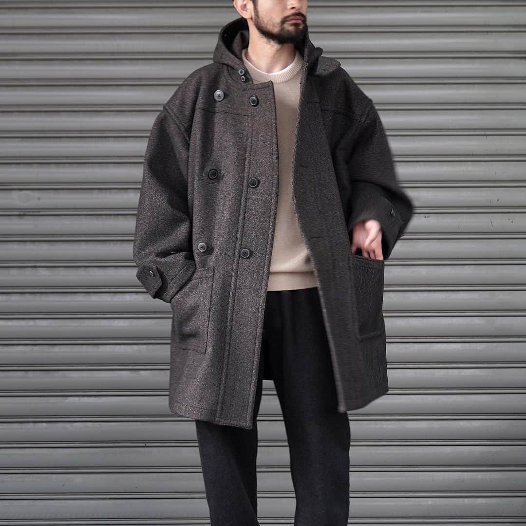 のインスタグラム：「. [HERILL] Blacksheep Duffelcoat  羊毛の中でも最上級のブラックシープのウールを使用したなめらかで、肉厚なウールを使用したダッフルコート。  オーバーサイズのシルエット、温かみがある色味が特徴的で、ヴィンテージにあるようでない部分を現代のプロダクトに落とし込んだ一枚。  前立てもシングル、ダブルどちらでも使えるので、寒さの程度や着たいシルエットで使い分けていただけます。  インナーを選ばず、コットンニットやスウェット、ジャケット等の上からオーバーコートとして様々なスタイリングに使える汎用性の高いアイテム。  カジュアルながら、どこか品の良さを感じる佇まいとラフに羽織るだけで抜群の雰囲気です。  ▶︎ #mawsapporo #MāW #insonlinestore #herill #sapporo #hokkaido #thecoastofheritage」