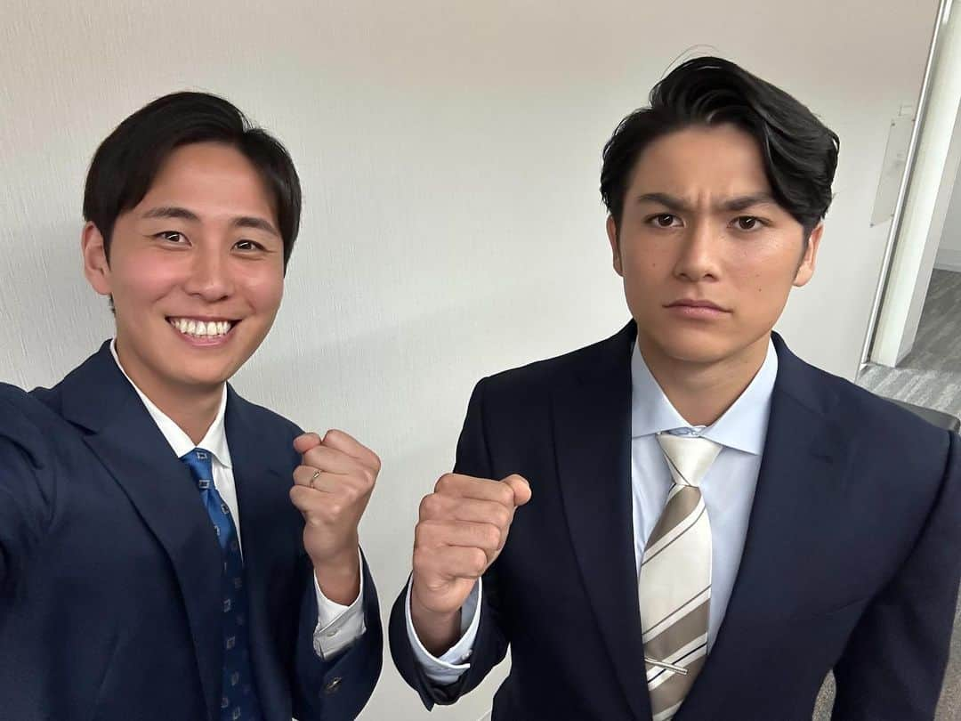 所村武蔵のインスタグラム：「. 「研修テレビ」収録前、布施アナウンサーとの一枚。 先輩が余裕の笑みを見せる横で緊張から顔が強張ってしまっていた私、 ですが収録が始まってからは終始笑顔に溢れた楽しい現場になりました。  そんな「研修テレビ」 2回目の放送は 今夜深夜2時36分〜　※一部地域をのぞく 是非ご覧ください！！  #テレビ朝日 #新番組 #研修テレビ   #ママタルト さん #ひつじねいり さん #令和ロマン さん #春とヒコーキ さん #バラバラ大作戦   #アナウンサー #所村武蔵 #テレビ朝日アナウンサー」