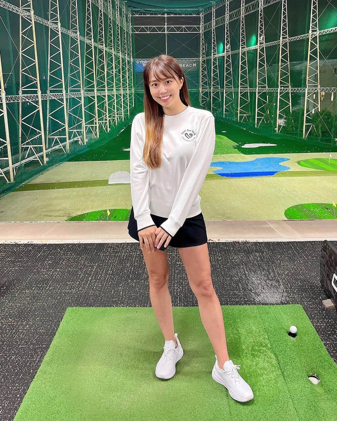 とくさきのインスタグラム：「久しぶりの碑文谷⛳️ もはやいつぶりかも覚えてない。笑 . 娘っちも初めての練習場デビューでした🤍👶 ウェアは @chucuchu_official のAW💓 後ろのデザインも可愛い❤️ . この秋冬も着たいウェアたくさん✨ #PR#ゴルフ#ゴルフ女子#golf#golfgirl#golfswing#ゴルフスイング#sports#スポーツ#スポーツ女子#골프#골프여자#尔夫球#高尔夫#ゴルフウェア#golfwear」