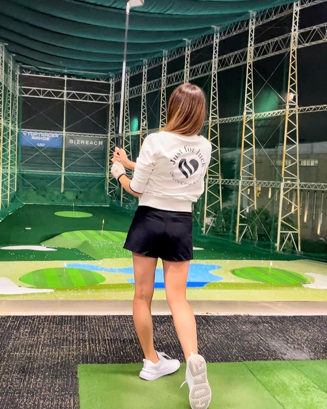 とくさきさんのインスタグラム写真 - (とくさきInstagram)「久しぶりの碑文谷⛳️ もはやいつぶりかも覚えてない。笑 . 娘っちも初めての練習場デビューでした🤍👶 ウェアは @chucuchu_official のAW💓 後ろのデザインも可愛い❤️ . この秋冬も着たいウェアたくさん✨ #PR#ゴルフ#ゴルフ女子#golf#golfgirl#golfswing#ゴルフスイング#sports#スポーツ#スポーツ女子#골프#골프여자#尔夫球#高尔夫#ゴルフウェア#golfwear」10月19日 19時39分 - tokusaki_golf