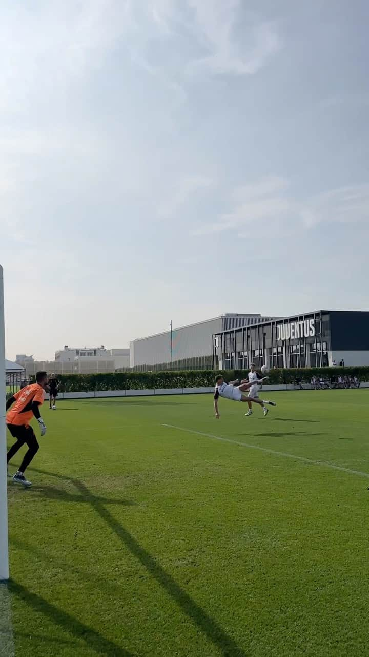 ユヴェントスFCのインスタグラム：「Dušan’s goal: 😮🔥 Carlo’s and Mattia’s celebration: 😄🫶」