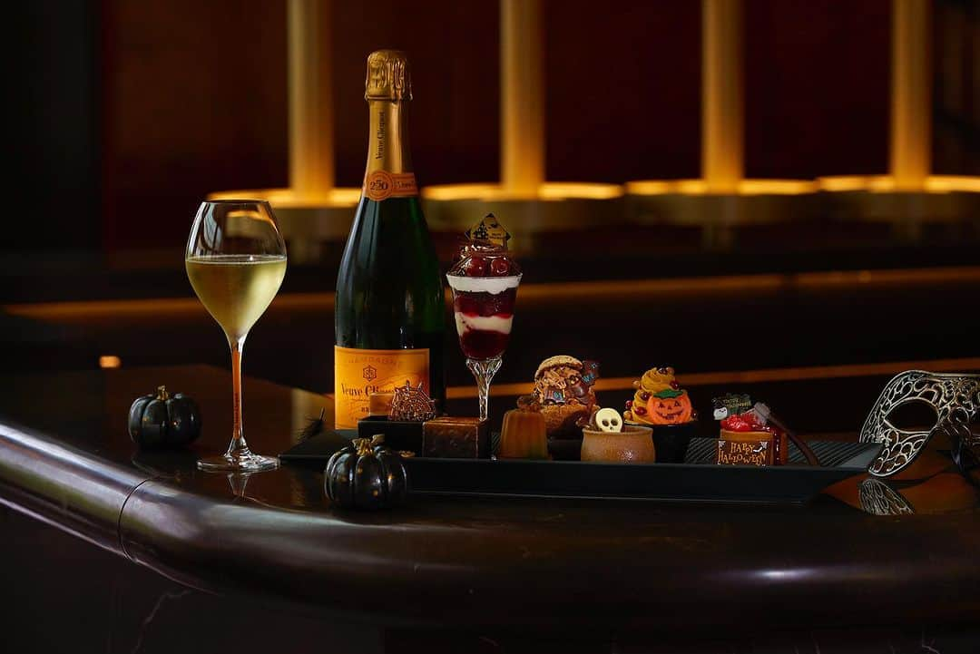 THE WESTIN TOKYO | ウェスティンホテル東京のインスタグラム：「「ザ・ラウンジ」では10月31日（火）にハロウィンの夜を華やかに演出するイベント『ハロウィンナイト』を開催いたします✨   当日は総料理長 沼尻寿夫によるシャンパーニュに合わせたセイボリー『ラグジュアリーバイツ』に、エグゼクティブペストリーシェフ鈴木一夫がハロウィンをテーマに10のデザートをひとつのプレートに盛り込んだハロウィン限定『デザートアンサンブル』をご用意いたします。 一夜限りのスペシャルメニューとゲストDJによるスタイリッシュな音楽を、ブーブ・クリコのフリーフローとともにお楽しみください。   詳細はプロフィールのリンクより     The spookiest time of year is almost here🎃 For one night only, join us at The Lounge on October 31 (Tue) and be ready to embrace your dark side at the spook-tacular Halloween Night.  Dress up in your killer costume and enjoy luxurious hors d’oeuvres crafted by Executive Chef Toshio Numajiri, and a special Halloween-themed Dessert Ensemble plate featuring an assortment of 10 exquisite mini desserts, all perfectly paired with free-flowing Veuve Clicquot champagnes and accompanied by special thematic grooves from renowned DJ LAVA.   More details via our bio link     #ウェスティン東京 #ヴーヴクリコ #イエローウィン #フリーフロー #ハロウィン #パーティー #シャンパン #シャンパーニュ #ホテル #ヴーヴ #ウェスティン #東京 #恵比寿 #ディナー #デザート #WestinTokyo #yelloween #DJ #VeuveClicquot #freeflow #Halloween #party #veuve #westinhotel　#thewestintokyo #westin #hotel #tokyo」