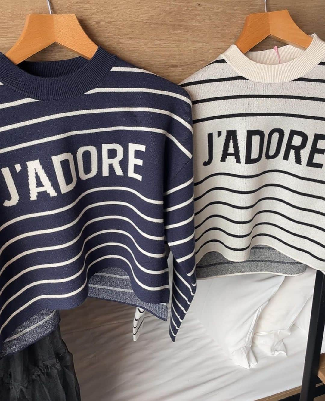 Fleur Fleurさんのインスタグラム写真 - (Fleur FleurInstagram)「手䄂位有一粒心心🖤架！  31 sons de mode J’adore knit (white / navy)  今次有超多外套同埋下身揀 最爆嘅款式依然係外套款🔥🔥🔥  睇完直播快啲聯絡我哋📬✨✨ 好多客人入手啦 千祈唔好錯過今次直播送出嘅直播優🥰🎀 WhatsApp查詢熱線：5572 9458 銅鑼灣門市：恩平道52號2樓A室」10月19日 19時37分 - fleurfleurhk