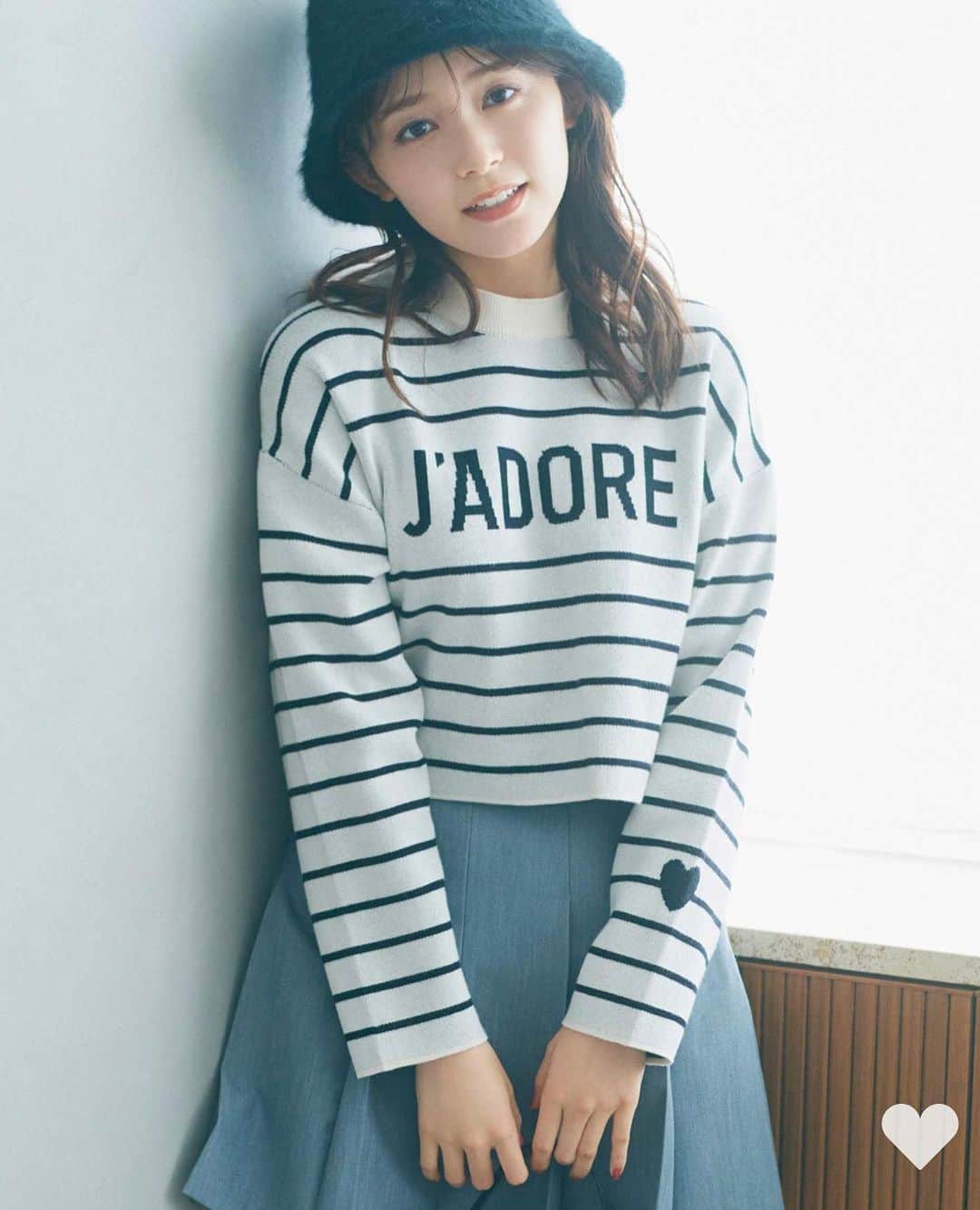 Fleur Fleurのインスタグラム：「手䄂位有一粒心心🖤架！  31 sons de mode J’adore knit (white / navy)  今次有超多外套同埋下身揀 最爆嘅款式依然係外套款🔥🔥🔥  睇完直播快啲聯絡我哋📬✨✨ 好多客人入手啦 千祈唔好錯過今次直播送出嘅直播優🥰🎀 WhatsApp查詢熱線：5572 9458 銅鑼灣門市：恩平道52號2樓A室」