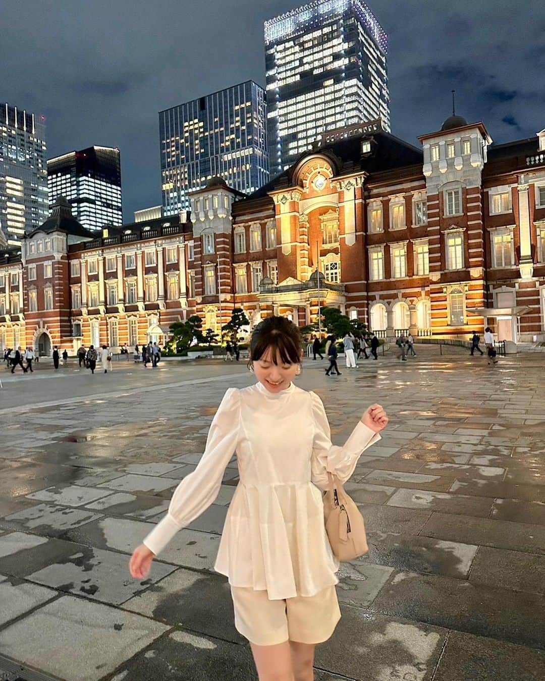 的場絢香さんのインスタグラム写真 - (的場絢香Instagram)「*  雨上がりの東京駅 キレイだった~🗼🌃♡  _ _ _ #マトバ旅 #東京 #東京駅 #夜景」10月19日 19時37分 - ayaka_matoba