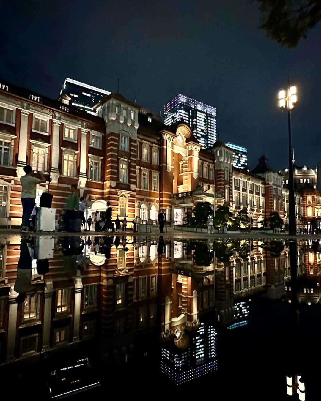 的場絢香のインスタグラム：「*  雨上がりの東京駅 キレイだった~🗼🌃♡  _ _ _ #マトバ旅 #東京 #東京駅 #夜景」