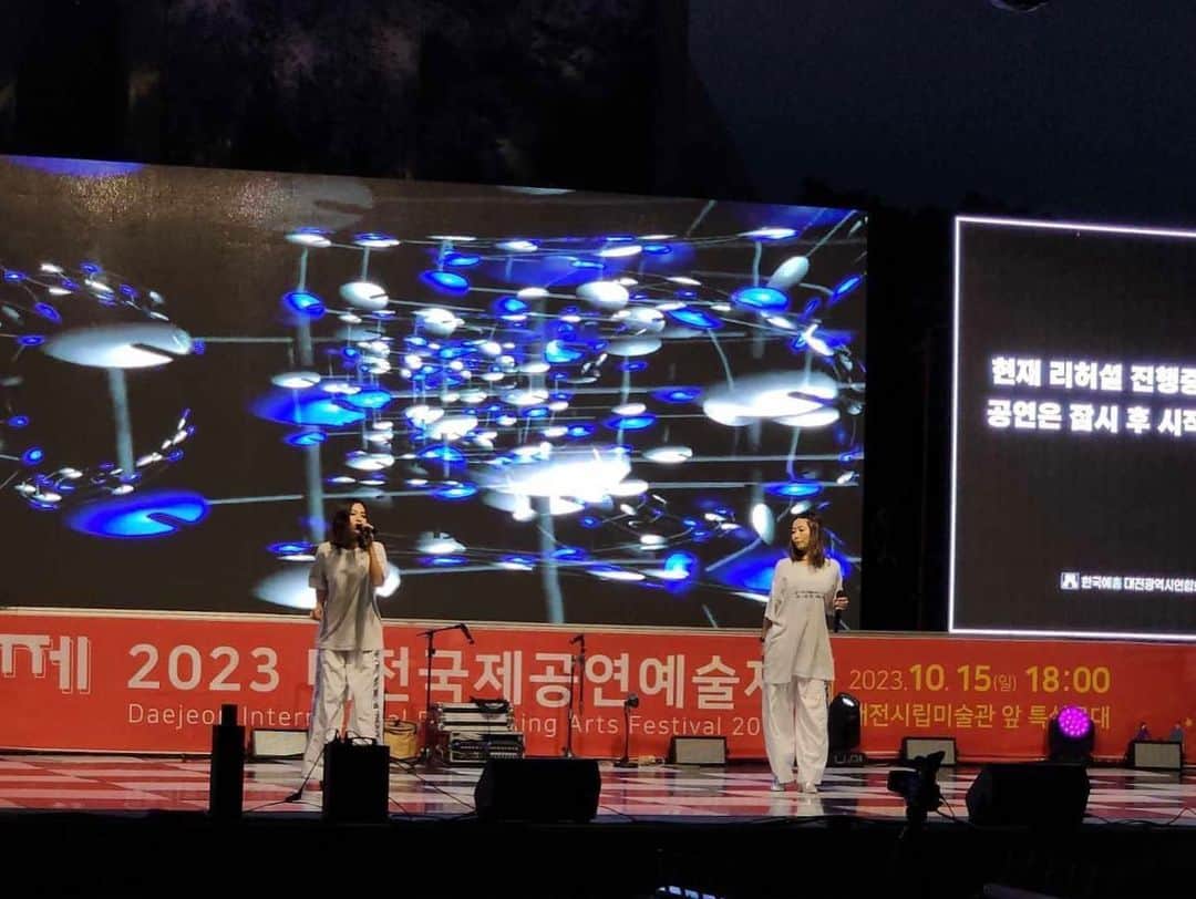 RENA さんのインスタグラム写真 - (RENA Instagram)「10月15日韓国のDaejeonに招待頂き文化芸術祭でFlareとしてパフォーマンスさせて頂きました🇰🇷  韓国はフェスシーズンらしく、あちこちでフェスだらけ✨  ステージ等規模もさすが韓国✨  写真じゃ分からないけど、パフォーマンス中のスモークや炎や花火等豪華演出の数々🔥  正直ステージの数箇所からバンバン出る炎にパフォーマンスしながらビックリしてましたw🔥  たくさんの方々が関わって１つのイベントを作り上げ、たくさんの国からパフォーマーが集まり披露✨  韓国のお客様はライブ慣れしているのか盛り上がりも凄く良い✨  素晴らしいイベントで数年ぶりにパフォーマンスが出来、温かく迎えて細部までサポートしてくださったソン会長はじめずっと通訳とアテンドをしてくれたヨンジョさん、そして韓国チームのたくさんのスタッフの皆様、会場で一緒に盛り上がってくれたお客様には本当に感謝でした✨  心に残る忘れられない時間をありがとうございました✨  イベントラストに韓国のバンドとのコラボを予定していたんだけど、時間が無くなって中止になったのはとても残念で唯一心残り😢  またいつか実現出来たら嬉しいな✨  ステージが終わった後、ライブを観ていた中国チームからも文化芸術祭が開催される時にぜひ招待したいとお声がけ頂き✨  ひょっとして２回目があるのかなw😂  とにかく本当に楽しかった☺️🫰✨  学ぶところもたくさんあって 行けば行くほど好きになる国だなと思いました✨  말로 표현할 수 없는 만큼 감사합니다✨ 다시 만날 수 있기를 기대하고 있을게요🫶  #imback #onstage #korea #trip #work #memories #mylife #韓国 #パフォーマンス #ライブ #一夜限りの復活 #姉妹 #記録 #Flare #渡韓 #国際交流 #한국 #감사합니다 #국제교류 #자매 #일본」10月19日 19時38分 - rena_flare