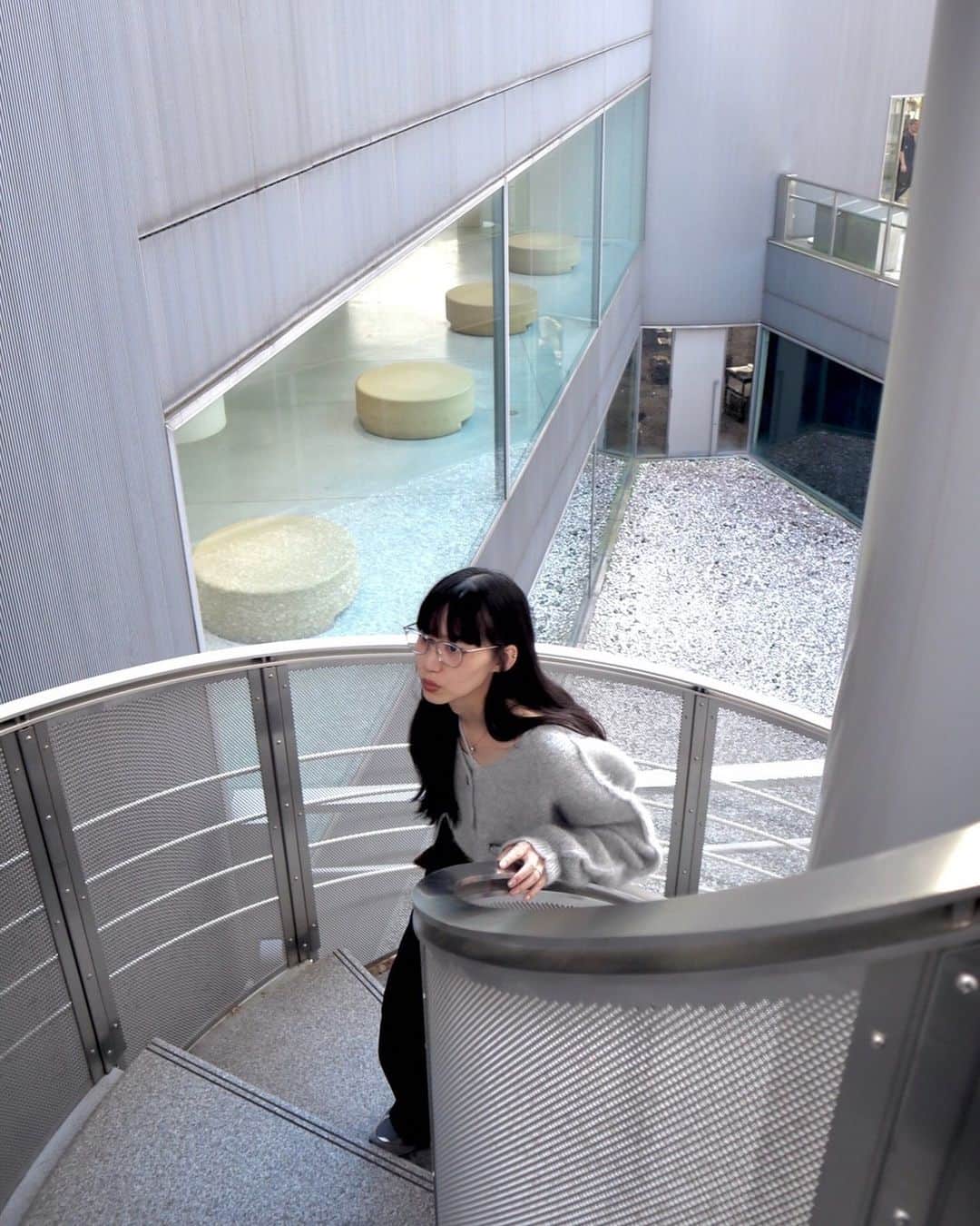 Shiho Sasakiのインスタグラム：「今年も本命ニットはグレー🩶  バックデザインがかわいいから1枚でうろつける時期に沢山着る！  #outfit_shiho  #ファッション #コーディネート #今日のコーデ #今日のファッション #大人カジュアル #モードカジュアル #黒髪ロング #モノトーン」