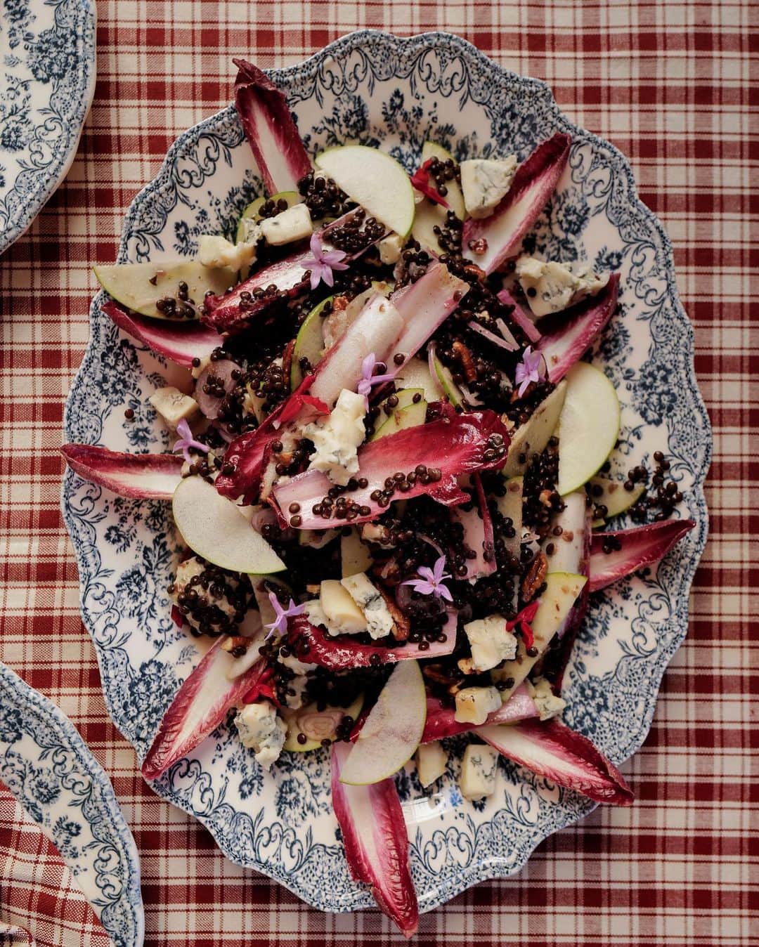 Zara Homeのインスタグラム：「#zarahomerecipes ENDIVE SALAD WITH LENTILS, PECANS, GREEN APPLE AND GORGONZOLA CHEESE. Discover this one and many more autumn recipes at zarahome.com」