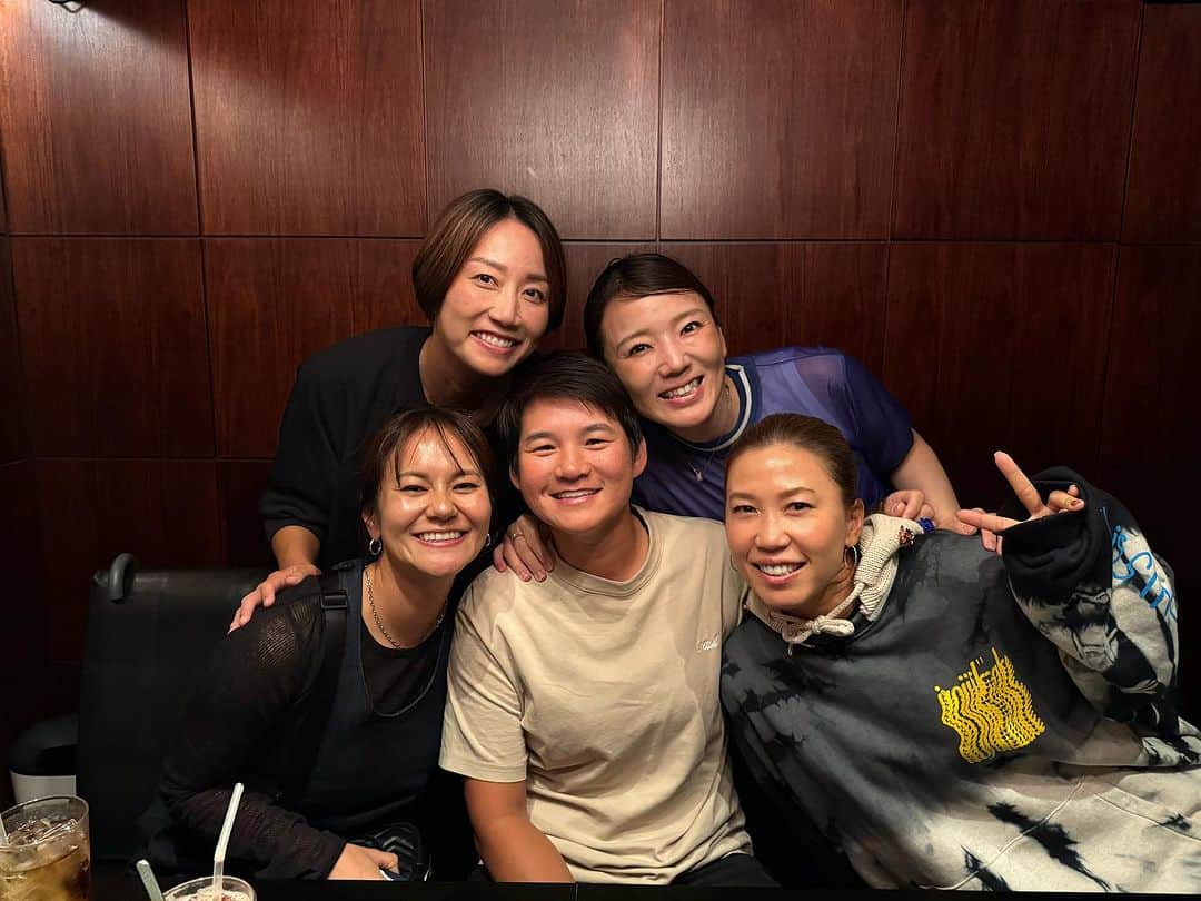 ヤニ・ツェンのインスタグラム：「A little reunion last week in Japan, it’s been a long time since I last saw everyone.   I can’t believe these pictures were 14 years apart, a lot has changed in the 14 years but not our friendship. I always have the best time with them and cherish these moments together.   Can’t wait to see you all again! Love and hugs ❤️❤️❤️」