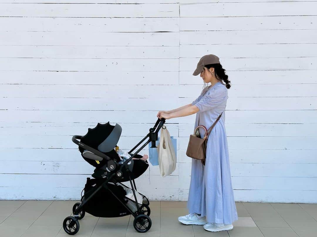 山本真由美のインスタグラム：「. . 🩵🩵まだ暑かったな〜 、 、 服選びでいちばん最優先させるべきは、 授乳のしやすさ。😂　 . . .  cap @balenciaga  onepeace @pasand_by_nequittezpas  bag @marni  shoes @newbalance  stroller @cybex_japan   #baby #life #matanity #week #birth #トツキトオカ #記録 #ベビーカー #おでかけ　 #赤ちゃんのいる生活 #マタニティ #育児　 #family #mom #ママ #ママコーデ #3month」