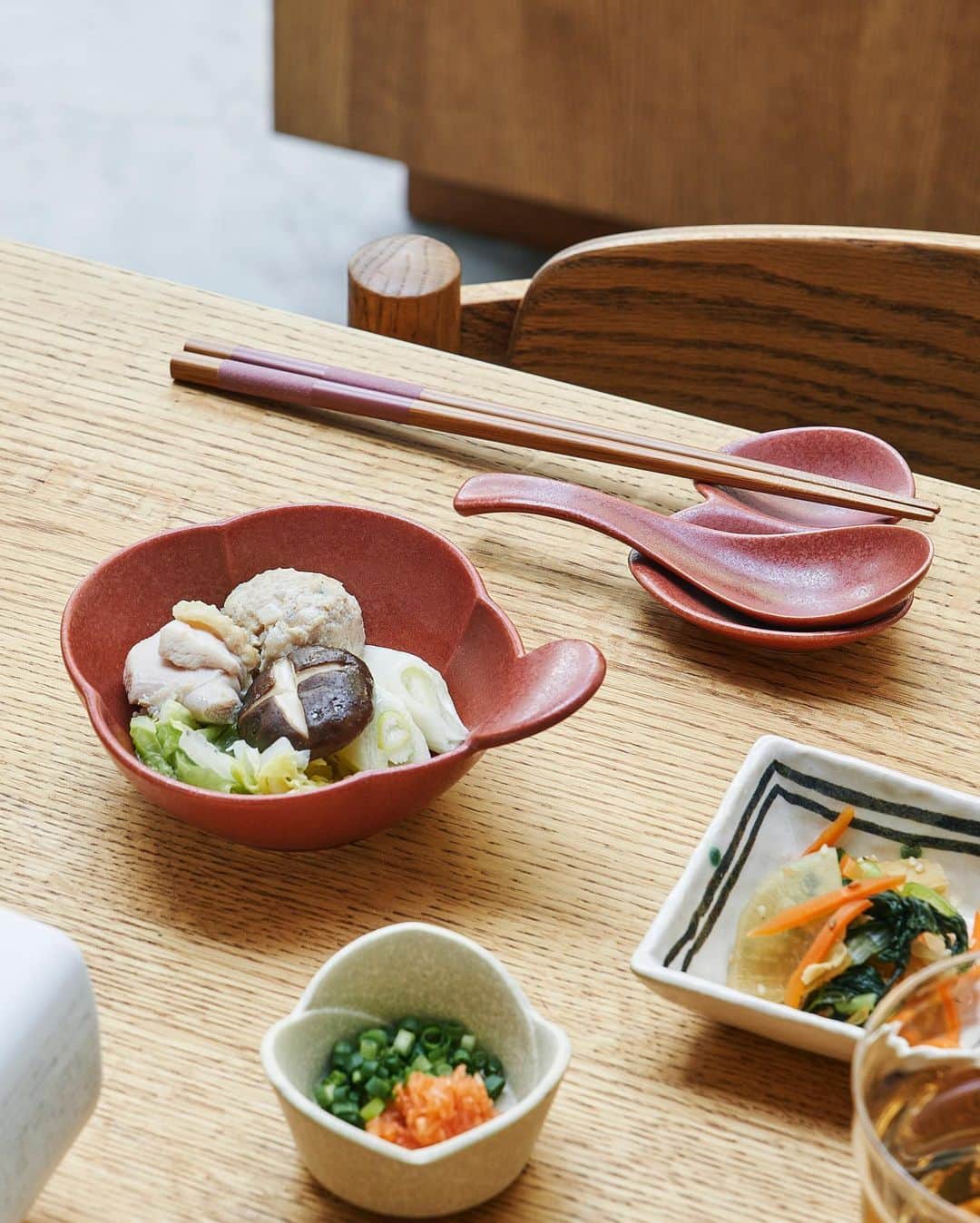 LAKOLE / ラコレのインスタグラム：「. #LAKOLE_GOODS 日本製の美濃焼きとんすい。 花形が可愛らしいデザインです。 鍋料理を取り分ける小鉢はもちろん、天ぷら用の天つゆを入れる器としてもお使いいただけます。 合わせてレンゲや箸置きもおすすめです。 ⁡ ¥440〜¥880(tax in) ⁡ ⁡ 店舗一覧はプロフィールTOPハイライトからもご覧いただけます！>> @lakole_official  ⁡ ⁡ ⁡ #LAKOLE #ラコレ #あたりまえを素敵に #土鍋 #鍋料理 #食器 #プレート #和食器 #日本製食器 #美濃焼き #美濃焼 #美濃焼き食器 #美濃焼食器 #とんすい #れんげ #箸置き #器好き #うつわのある暮らし #うつわ好き #美濃焼 #陶器 #madeinjapan #日本製 #シンプルな暮らし #プチプラ雑貨 #テーブルウェア #テーブルコーディネート #lakole食器 #食器好き」