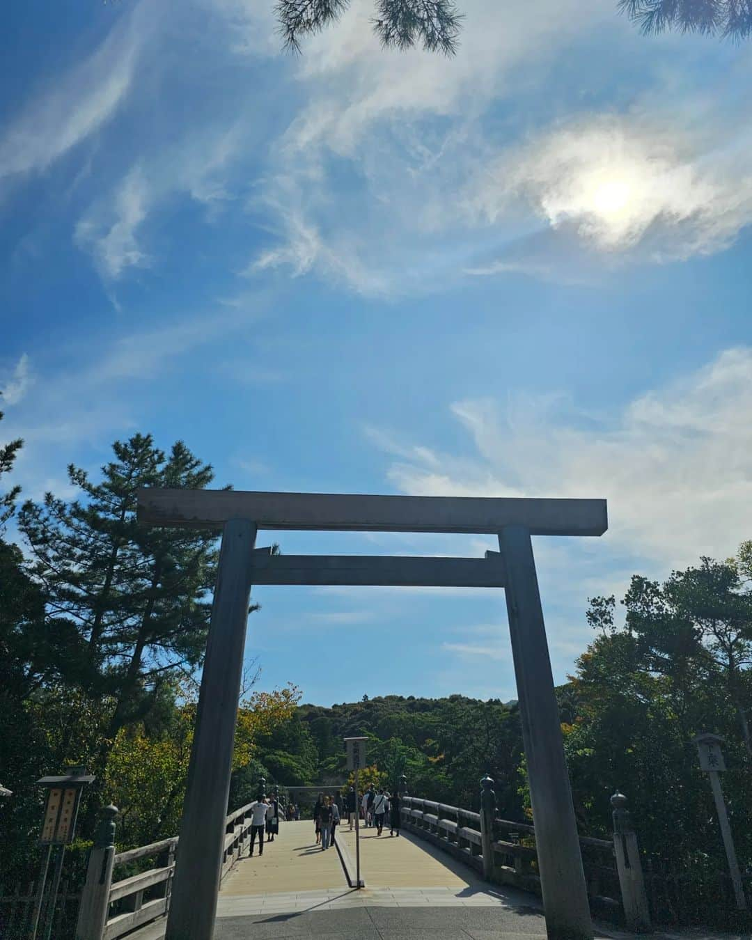 杉山由紀子さんのインスタグラム写真 - (杉山由紀子Instagram)「📍伊勢神宮 内宮 (三重県)  とにかく全てが素晴らしかった。 天気も空も不思議な空気で...✨  タイミングもすべてばっちりな感じがした♡  本当に特別参拝できてよかった✨✨  他の投稿は ⏩ #yukiko__trip ⏩ @yukikosugiyama 良かった投稿にはいいね( ｀・∀・´)ﾖﾛｼｸ🎶  #伊勢 #伊勢神宮 #三重県 #神社巡り #内宮 #外宮 #運 #縁 #氣 #ise #isejingu #jingu」10月19日 10時55分 - yukikosugiyama